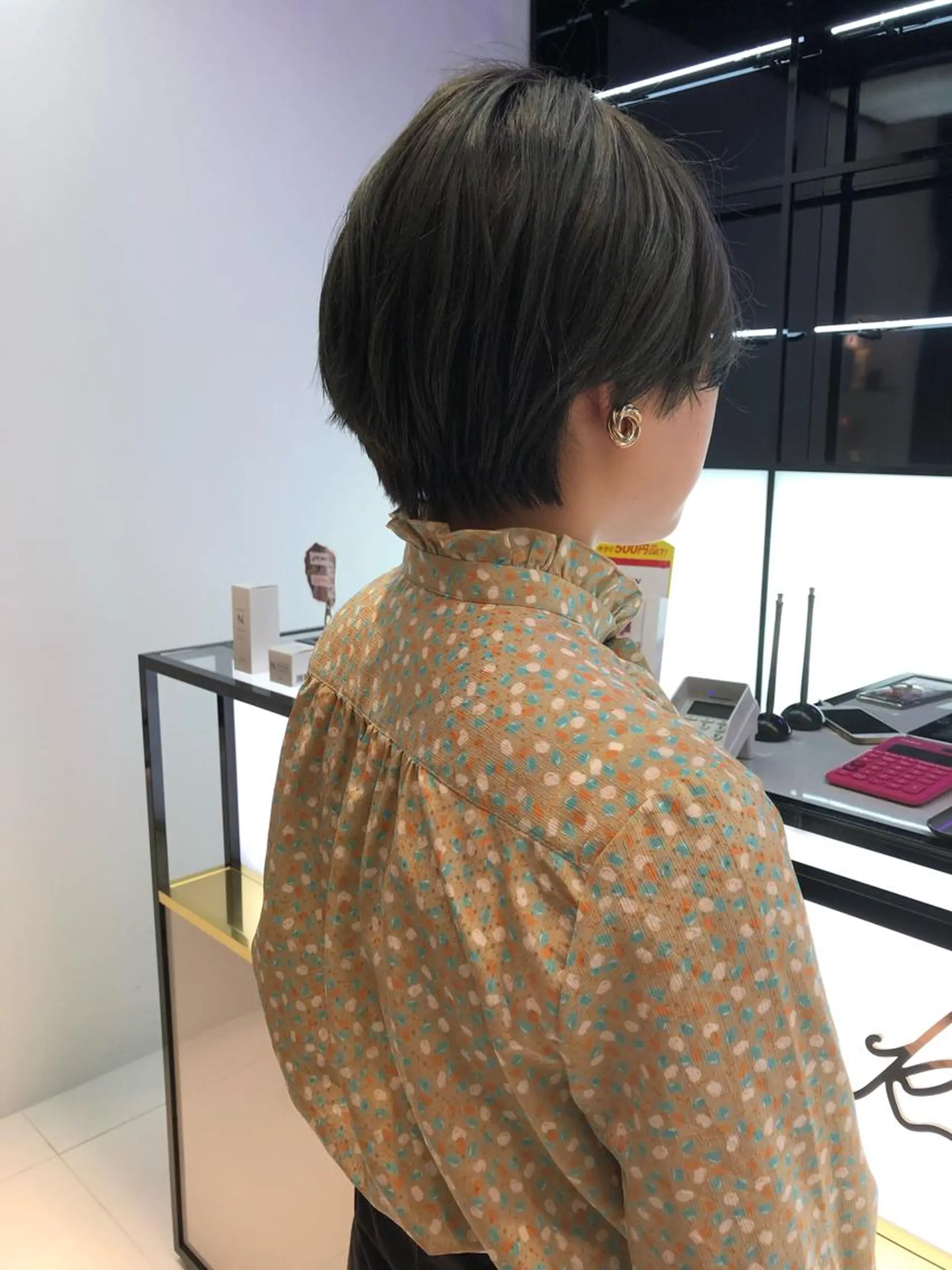 ショート カラー ブリーチ ヘアカラー 相川 愛実のヘアスタイル