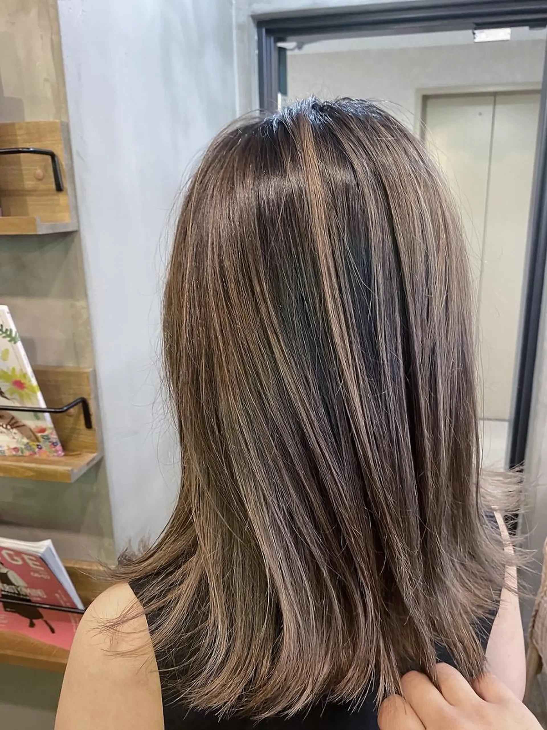 セミロング カラー バレイヤージュ レイヤーカット ANGELICA 近鉄奈良店のヘアスタイル