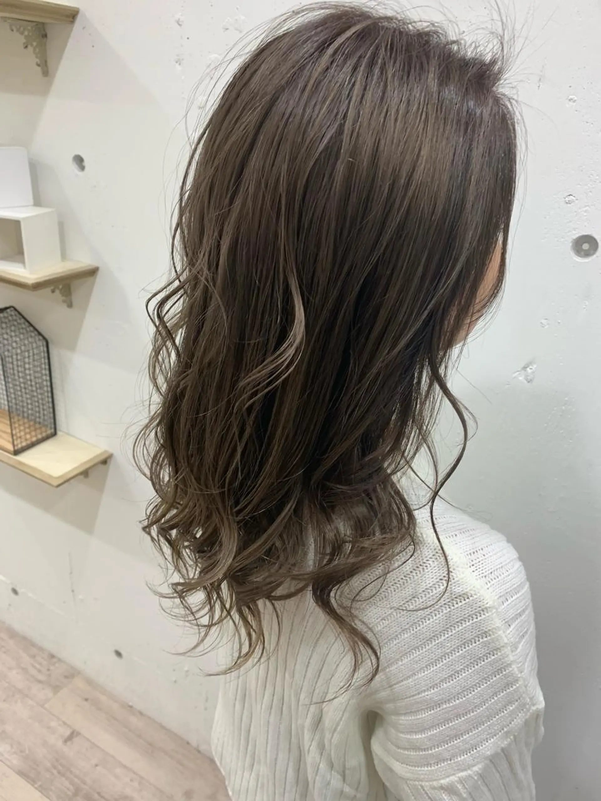 ロング カラー アッシュ ブリーチ 透明感カラー シルバー シルバーアッシュ カット ヘアカラー トリートメント 🍑艶髪✖️暖色系 ✨momoka🍑のヘアスタイル