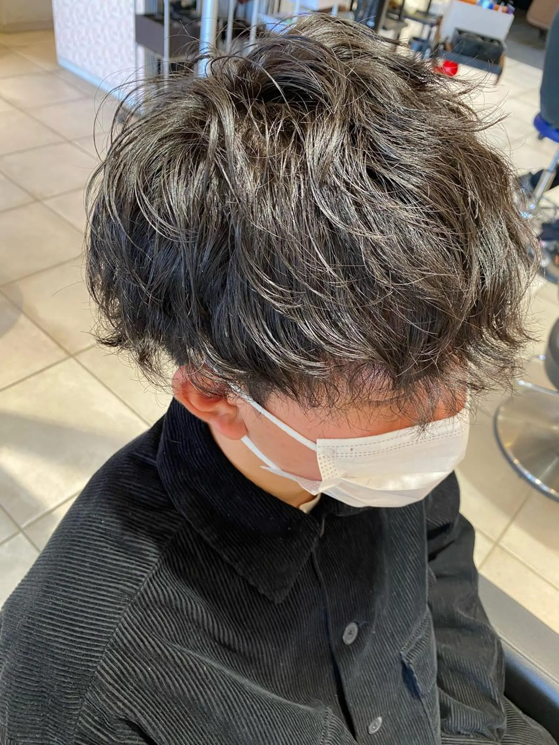 ミディアム カラー パーマ ヘアアレンジ メンズ アイブロウ ミディアムパーマ フェードカット メンズパーマ 波巻きパーマ メンズアイブロウ 💈メンズ特化 美容師サキ💈のヘアスタイル