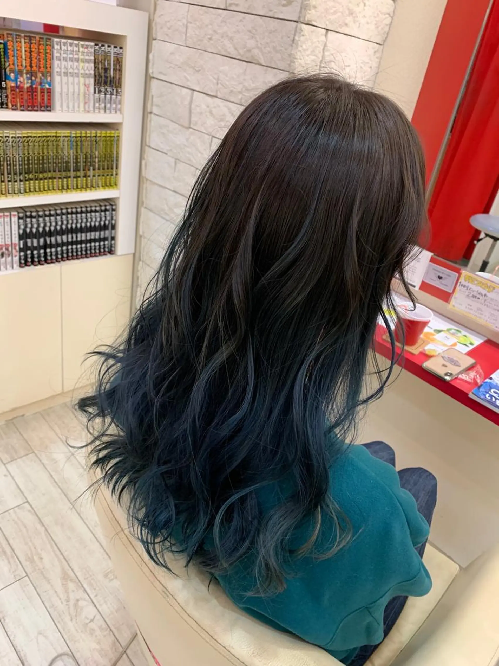 セミロング カラー ヘアアレンジ ブルーカラー グラデーションカラー 今村公介 ブリーチ特化、派手髪のヘアスタイル