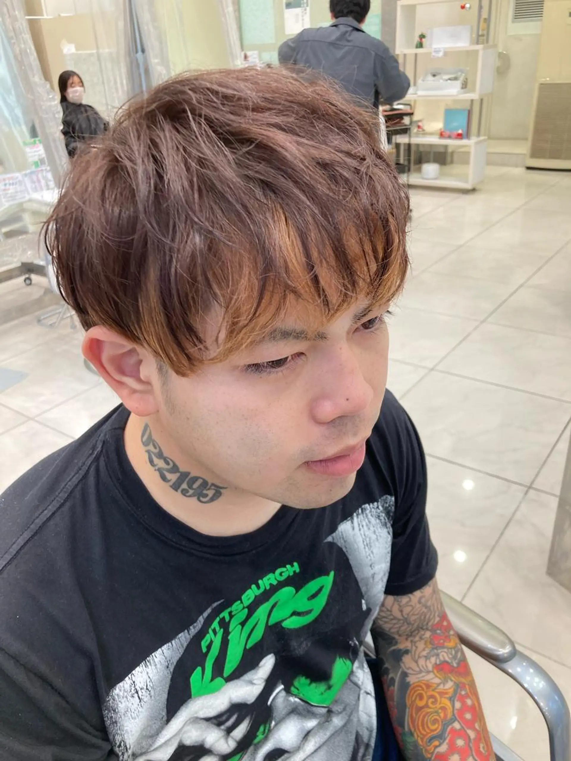 カラー メンズ メンズインナーカラー アッシュ ベージュカラー インナーカラー パープルアッシュ 髪質改善 カミムラのヘアスタイル