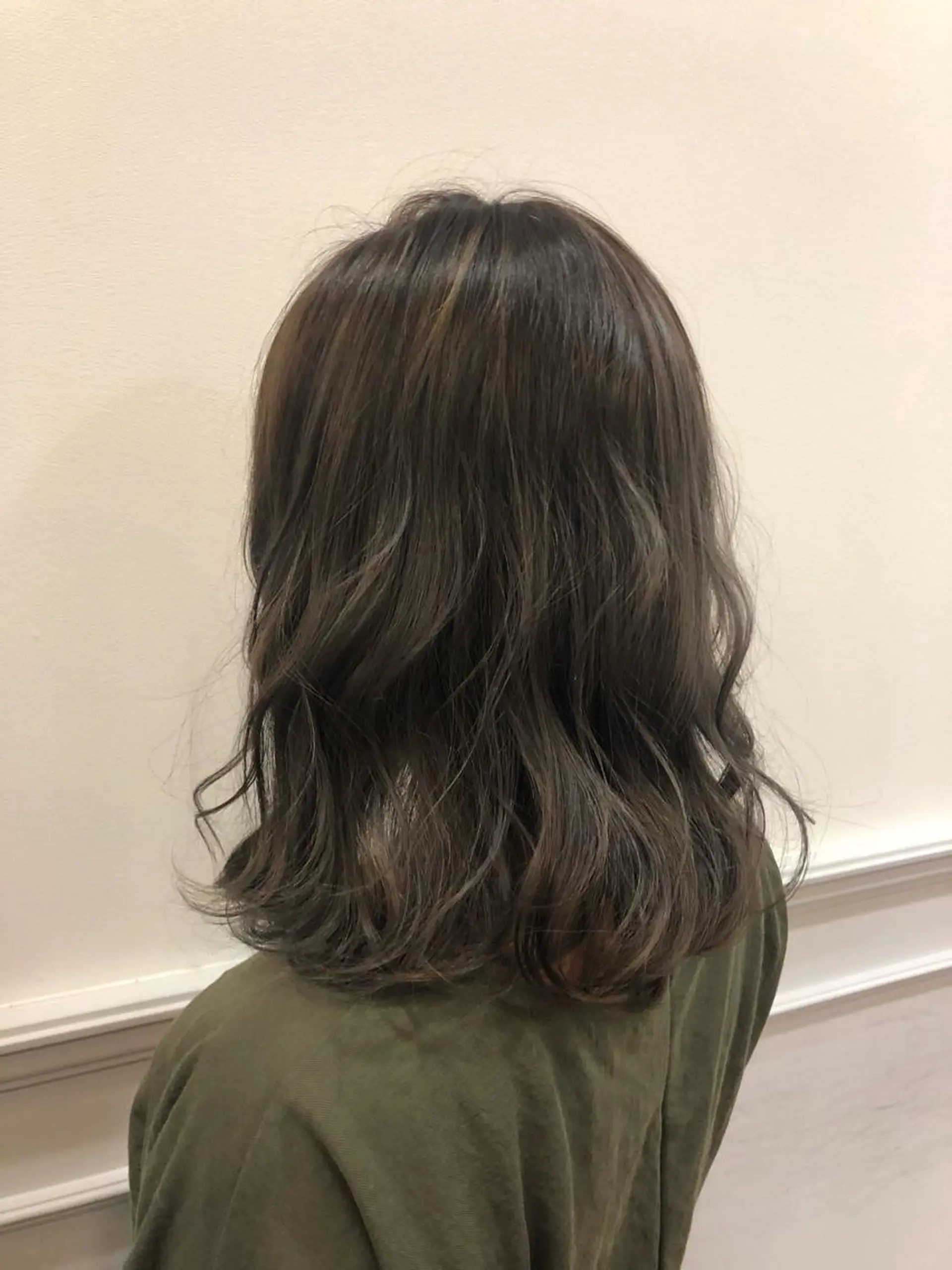 ミディアム カラー グレージュ ひろせ かなのヘアスタイル