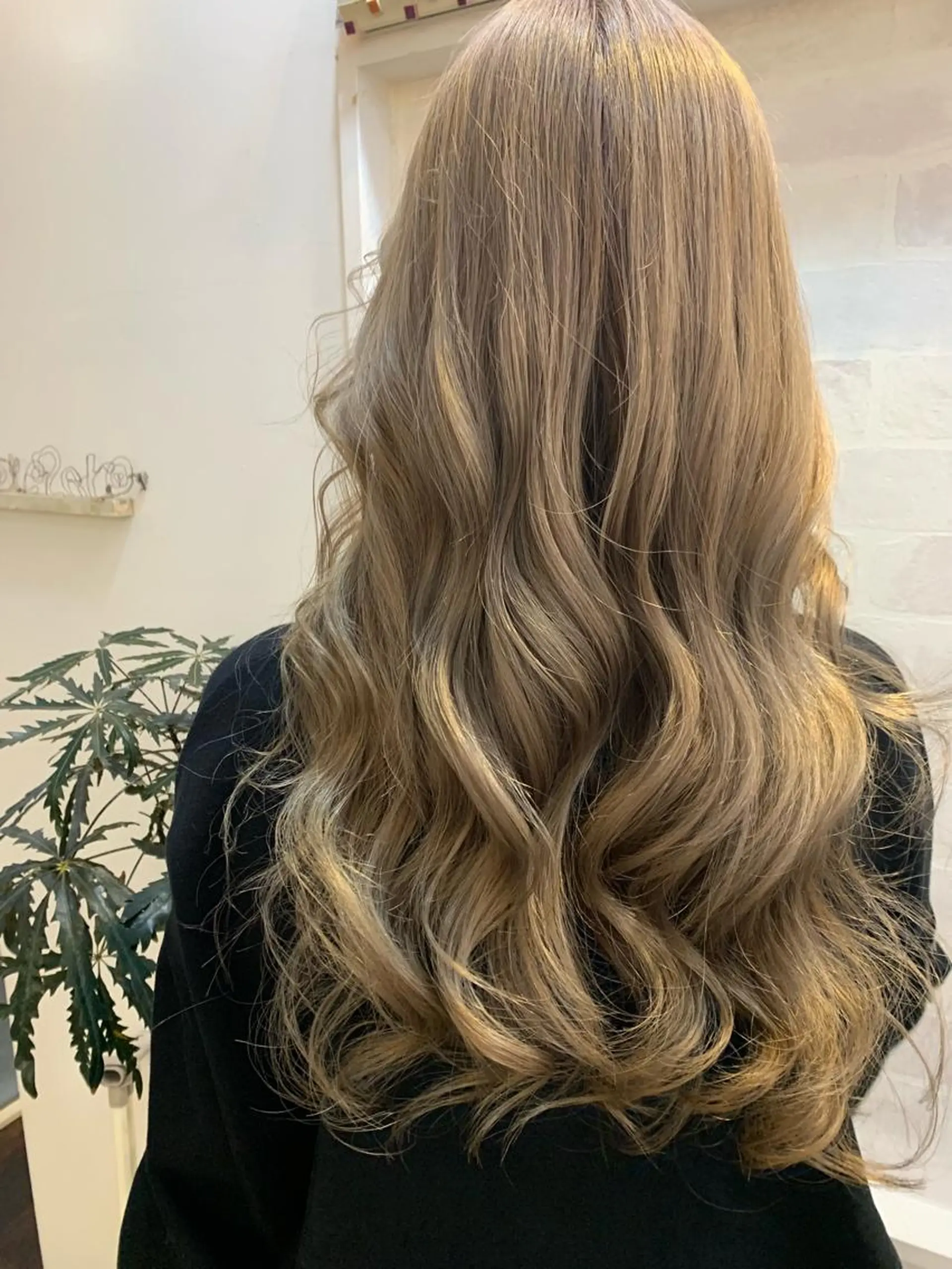 ロング カラー ヘアアレンジ ベージュカラー ブリーチ ホワイトベージュ きむえり/髪質改善 /うねり広がり改善のヘアスタイル