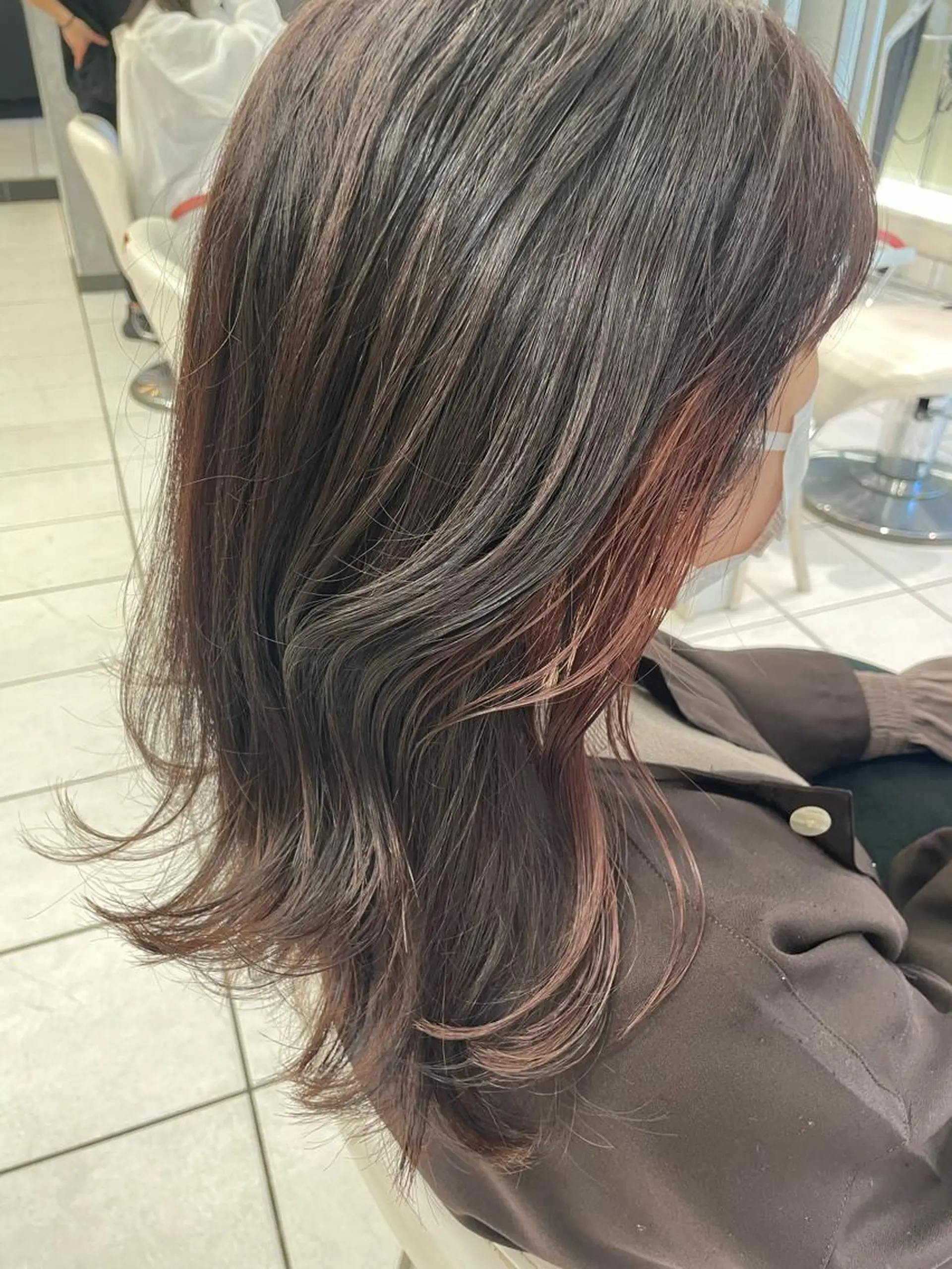 ミディアム カラー アートディレクター 尾内 友美のヘアスタイル