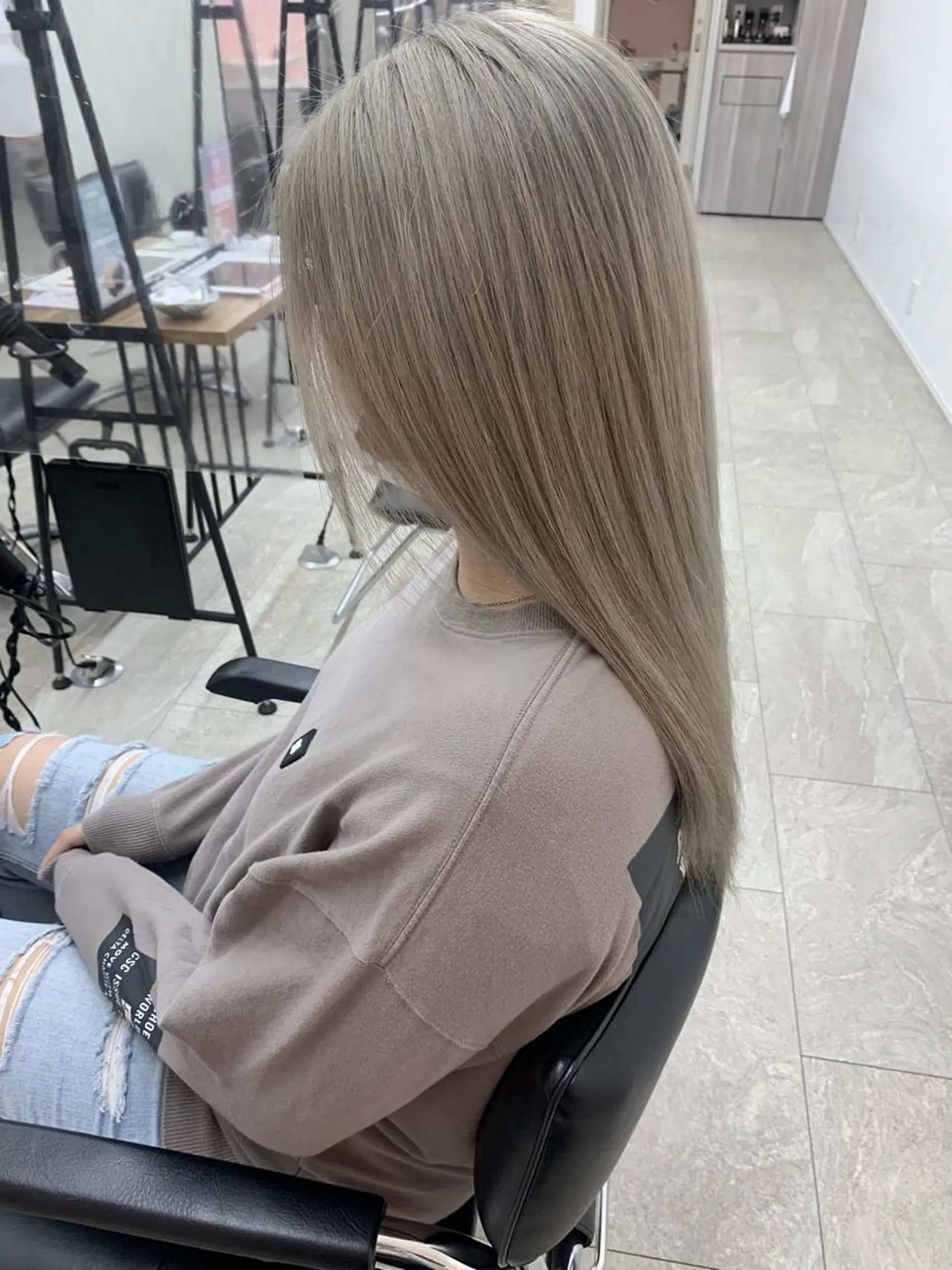 ロング カラー ブリーチ グレージュ kitagawa mayuのヘアスタイル