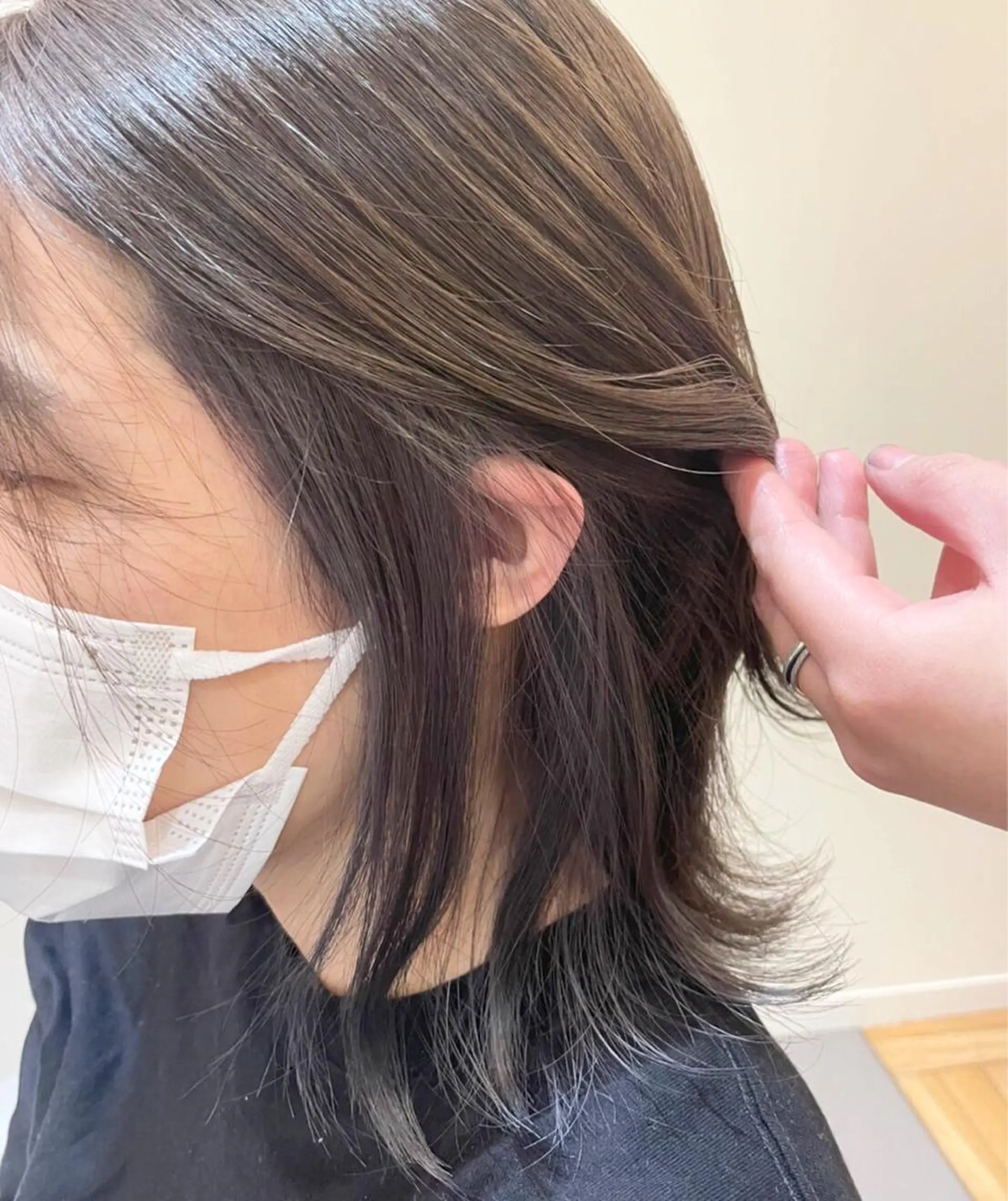 ミディアム カラー ブリーチ インナーカラー コテ巻きパーマ 阪上 沙織のヘアスタイル