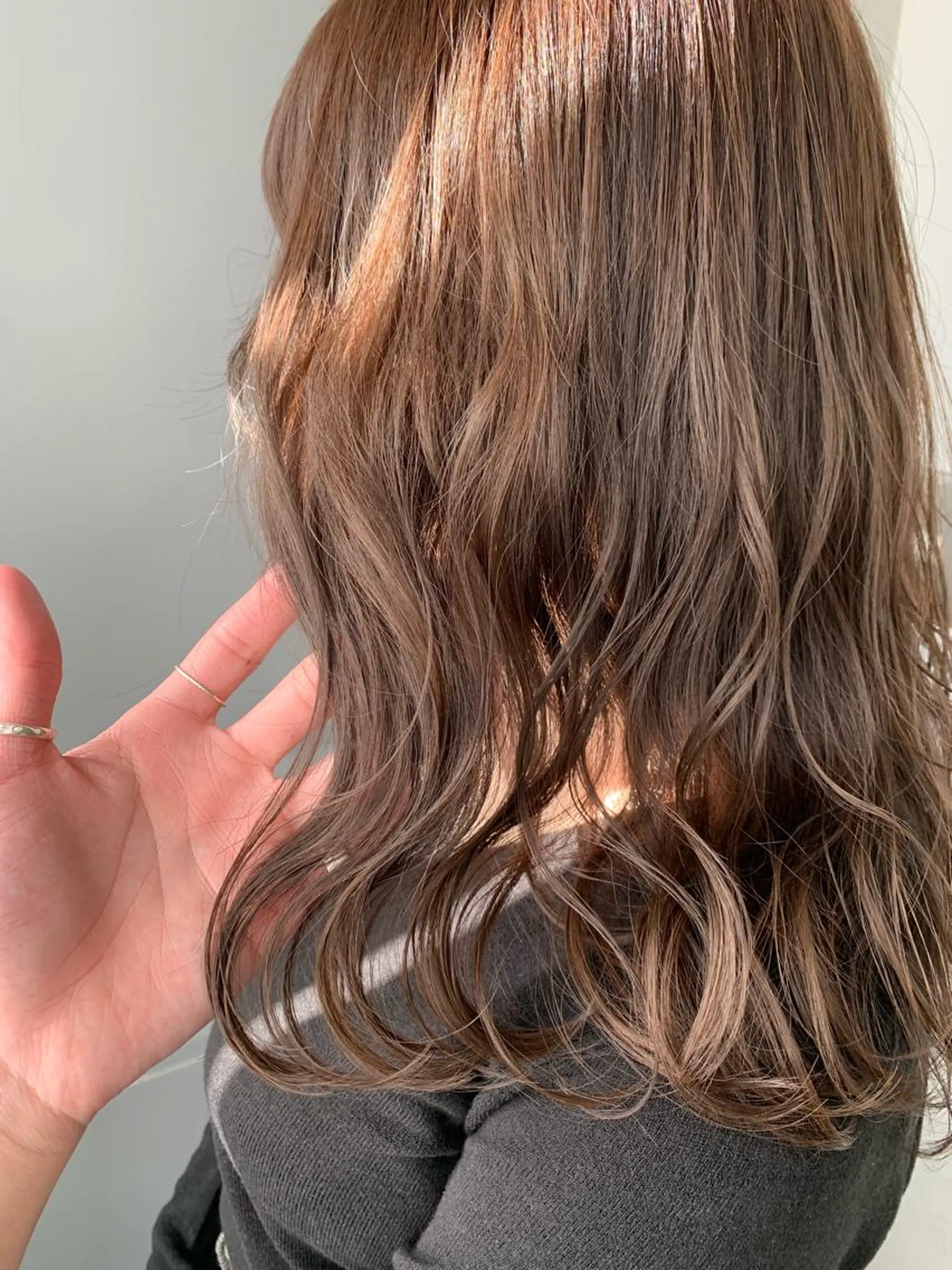 カラー ブリーチ グレージュ ミルクティーグレージュ ブリーチなしカラー 古賀 侑磨のヘアスタイル