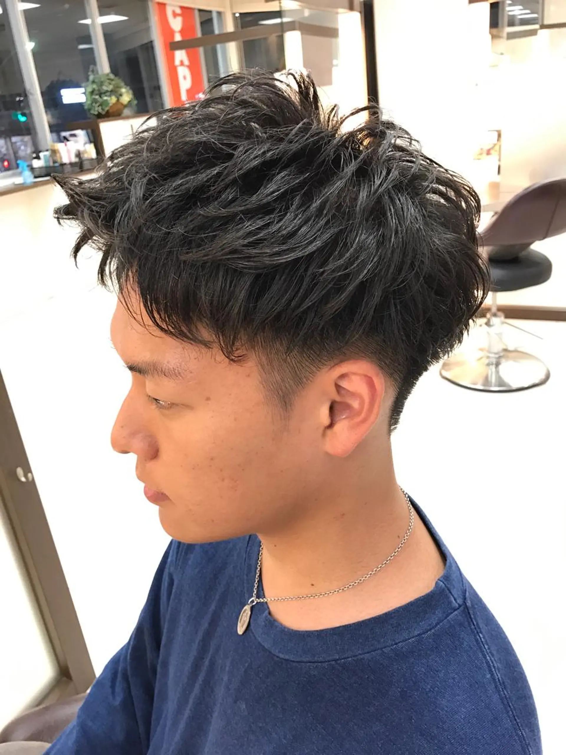 ショート カラー パーマ メンズ アップバング メンズパーマ ショートヘア カット 🟦メンズパーマ🟦 横浜駅｜小上馬淳司のヘアスタイル