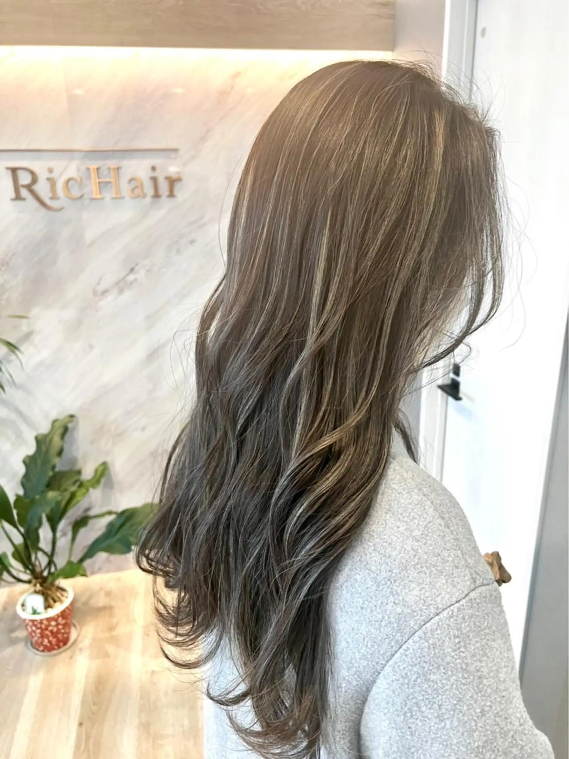 セミロング カラー ハイライトカラー ハイライト ＲＩＣＨＡＩＲ リシェイルのヘアスタイル