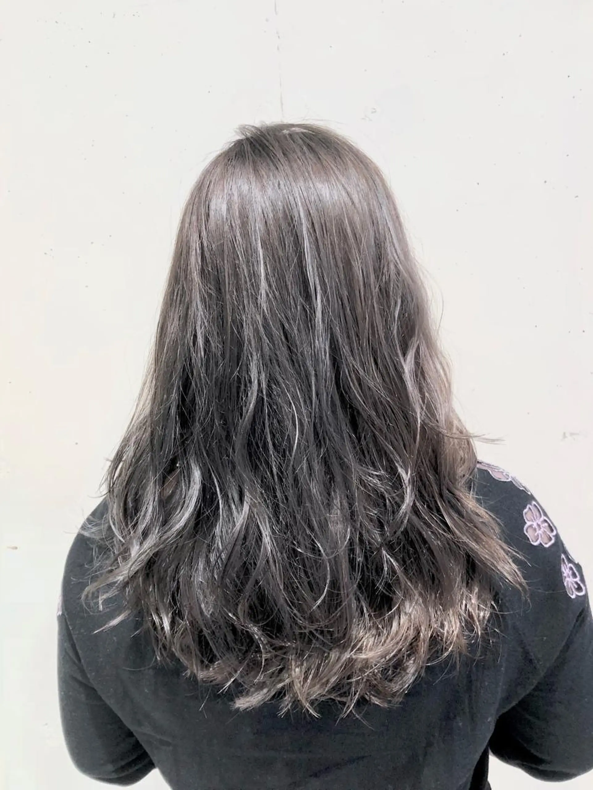 セミロング カラー パーマ ヘアアレンジ セミロングパーマ アッシュ アッシュグレー アッシュグレージュ バレイヤージュ 【ツヤ髪美容師】 ツダケイスケのヘアスタイル