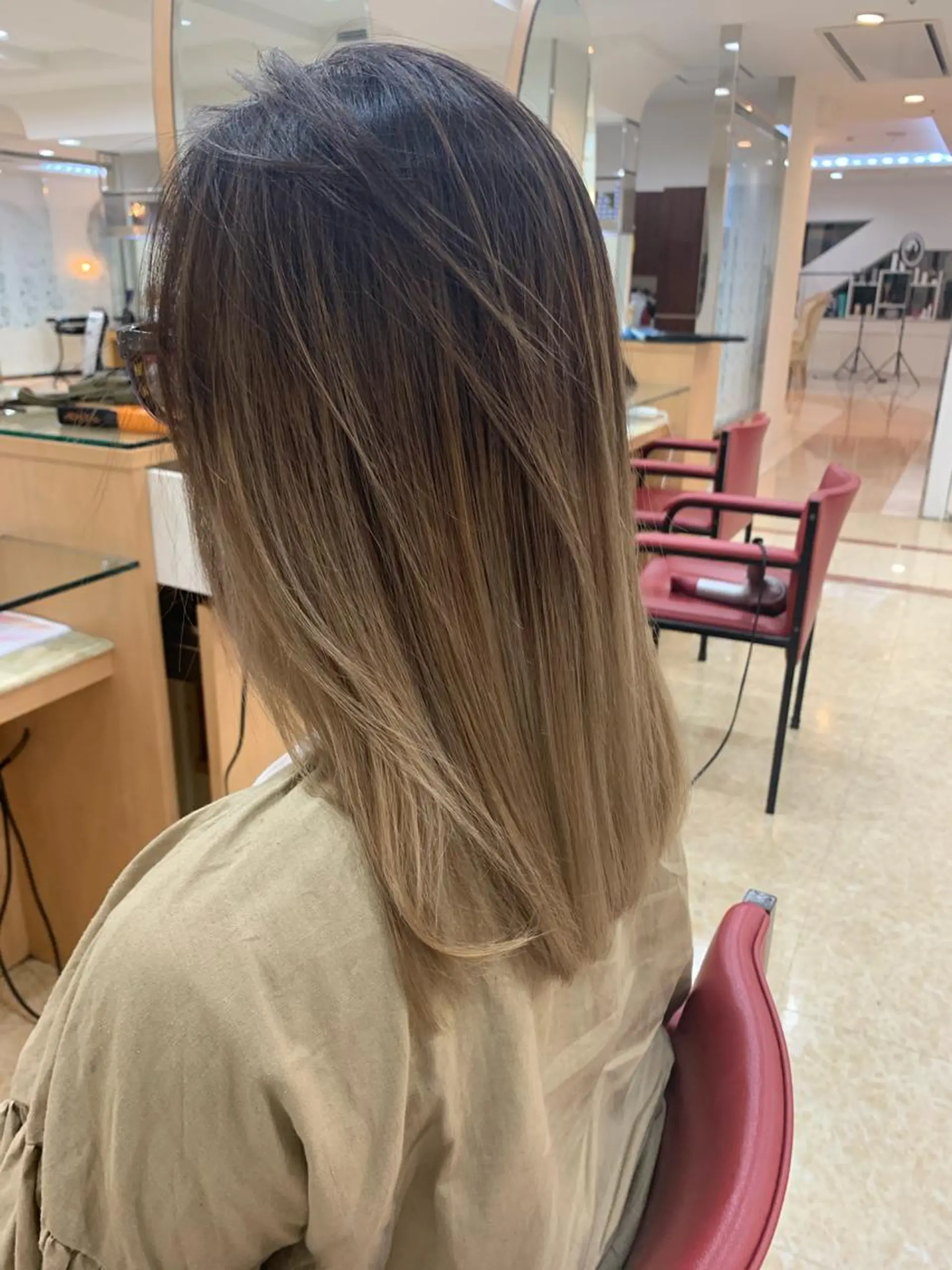 カラー バレイヤージュ ✨艶ブリーチカラー ✨四ノ宮裕己のヘアスタイル