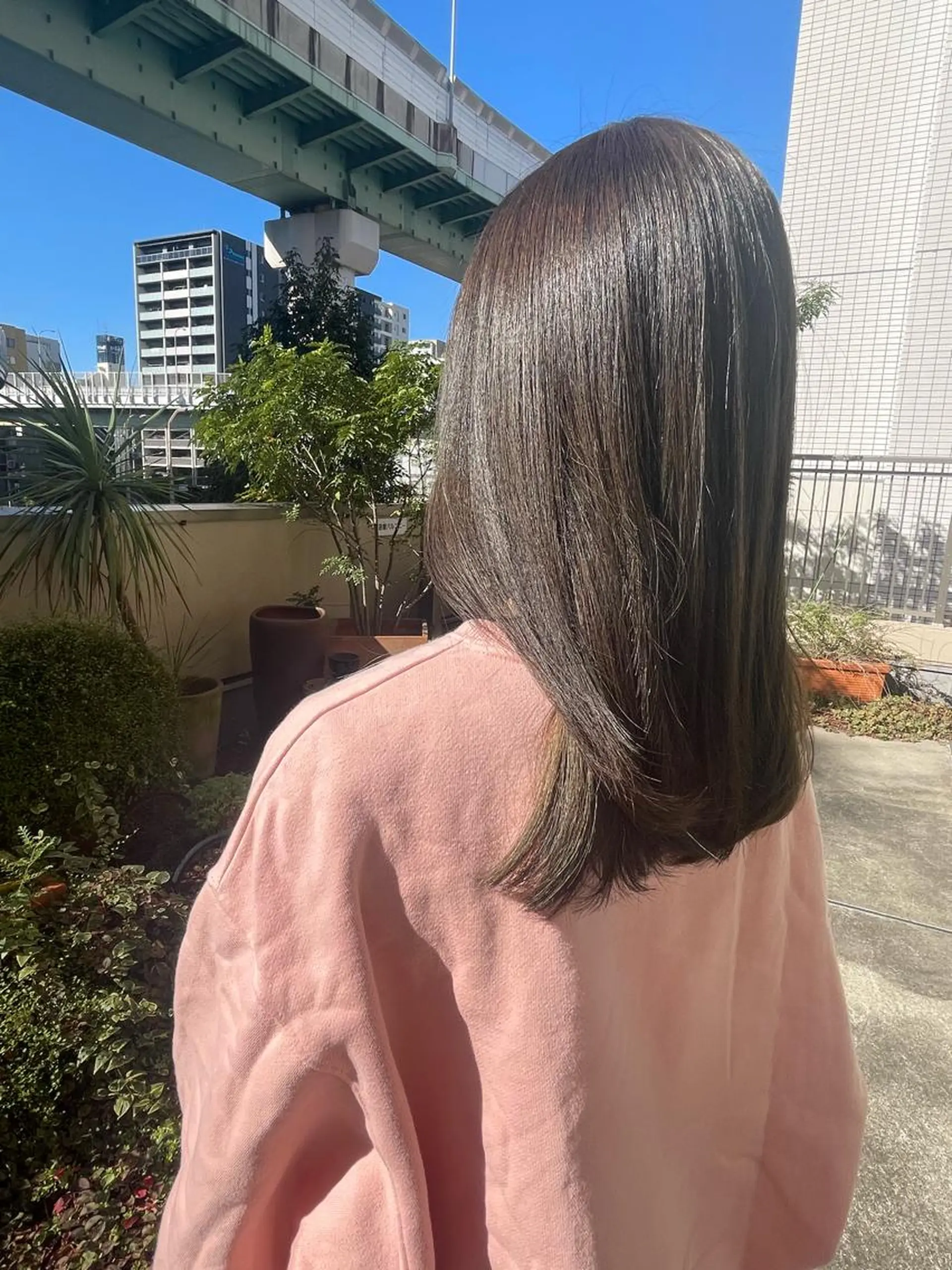 セミロング カラー グレージュ Takanishi くすみベージュカラーのヘアスタイル