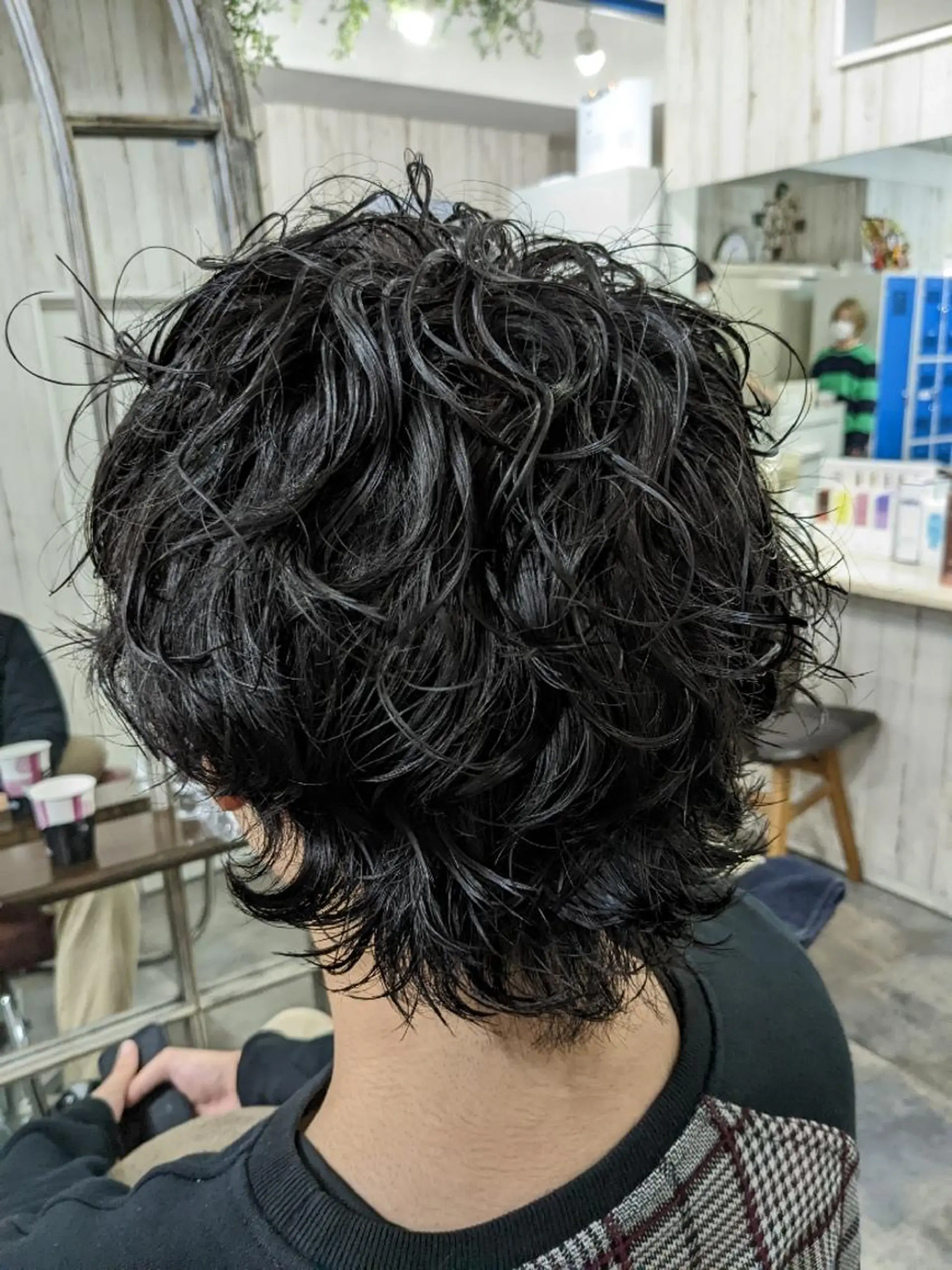 ミディアム メンズ パーマ ボブレイヤー ミディアムパーマ メンズバレイヤージュ メンズブリーチ センターパート メンズパーマ/顔周り レイヤーカット/えののヘアスタイル
