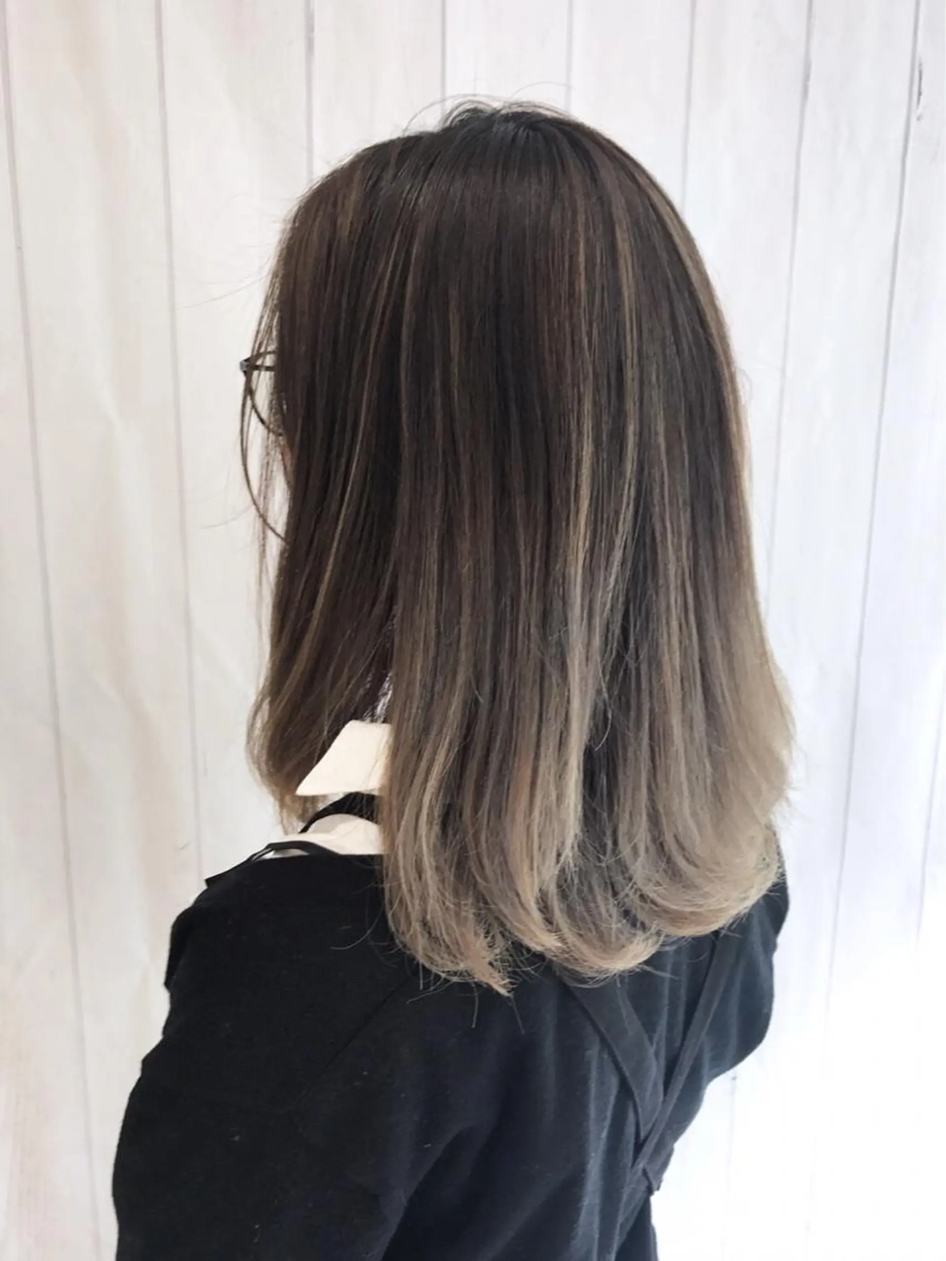 ミディアム カラー ブリーチ グラデーションカラー グレージュ ハイライトカラー 外国人風カラー カット ヘアカラー トリートメント ぱつっとボブ/ 小野あかねのヘアスタイル