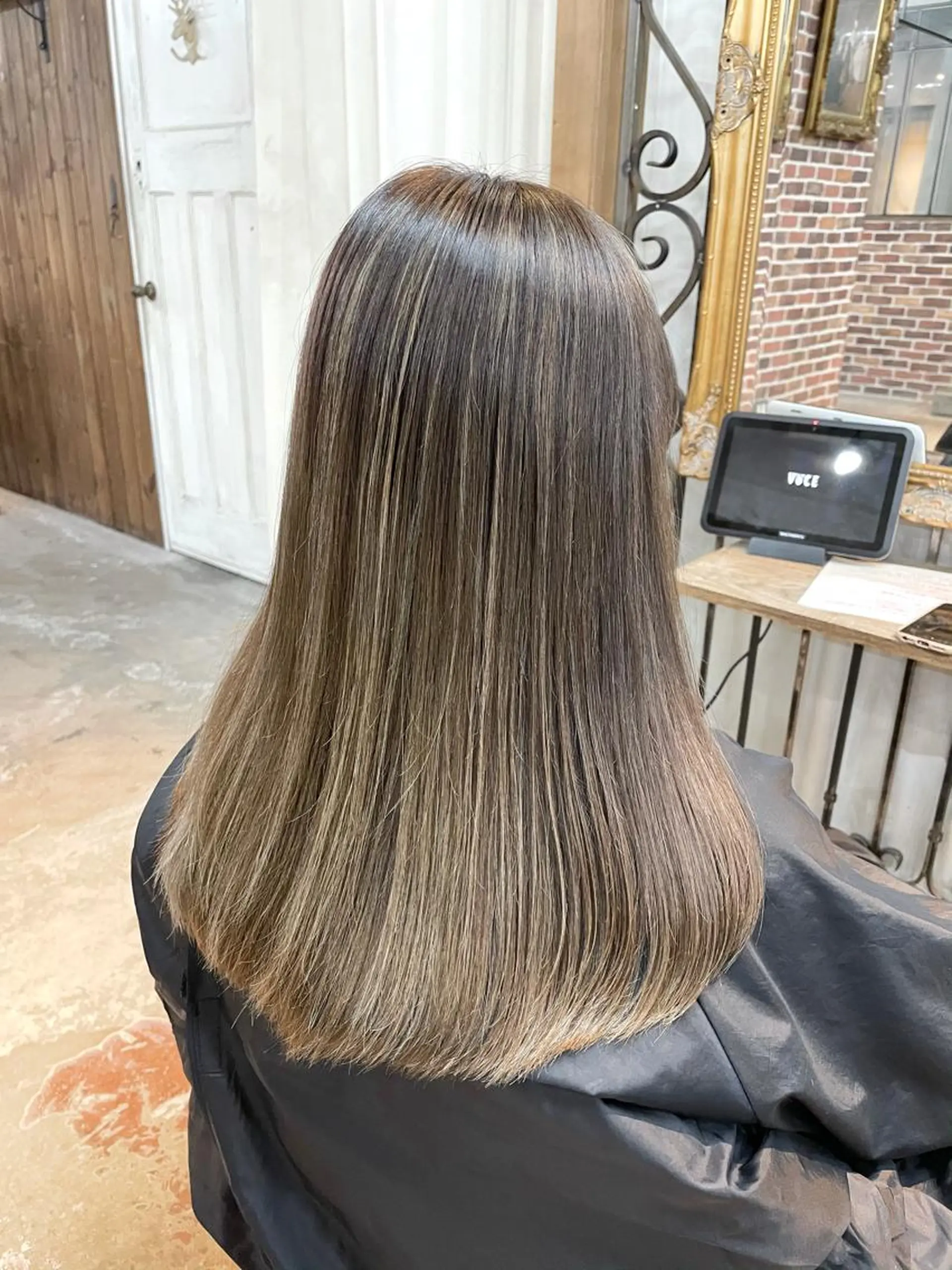 セミロング 白いハイライト🤍 タナカリョウスケのヘアスタイル