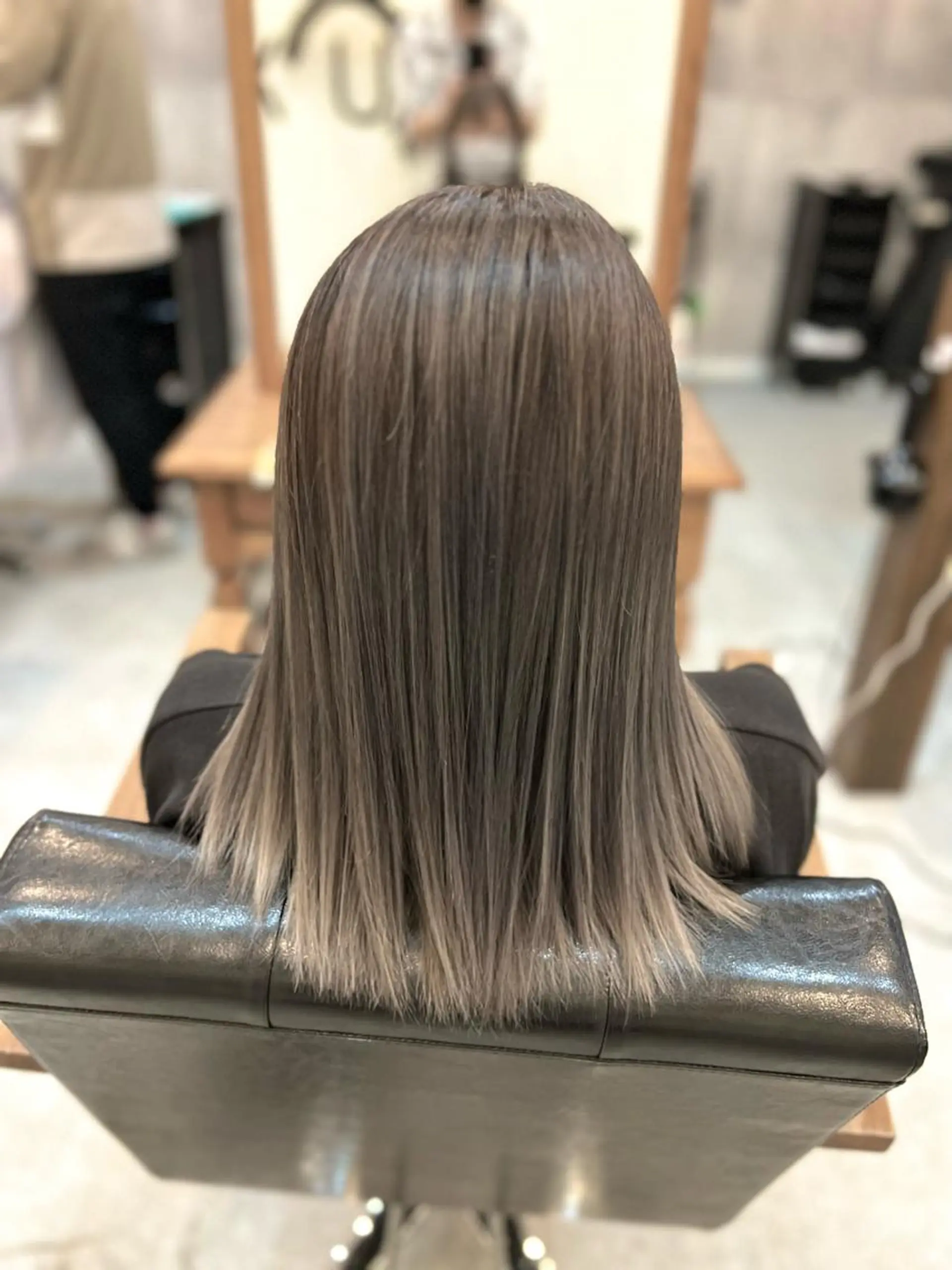 ミディアム カラー バレイヤージュ ブリーチ グラデーションカラー グレージュ ハイライトカラー ヘアカラー Style Tのヘアスタイル