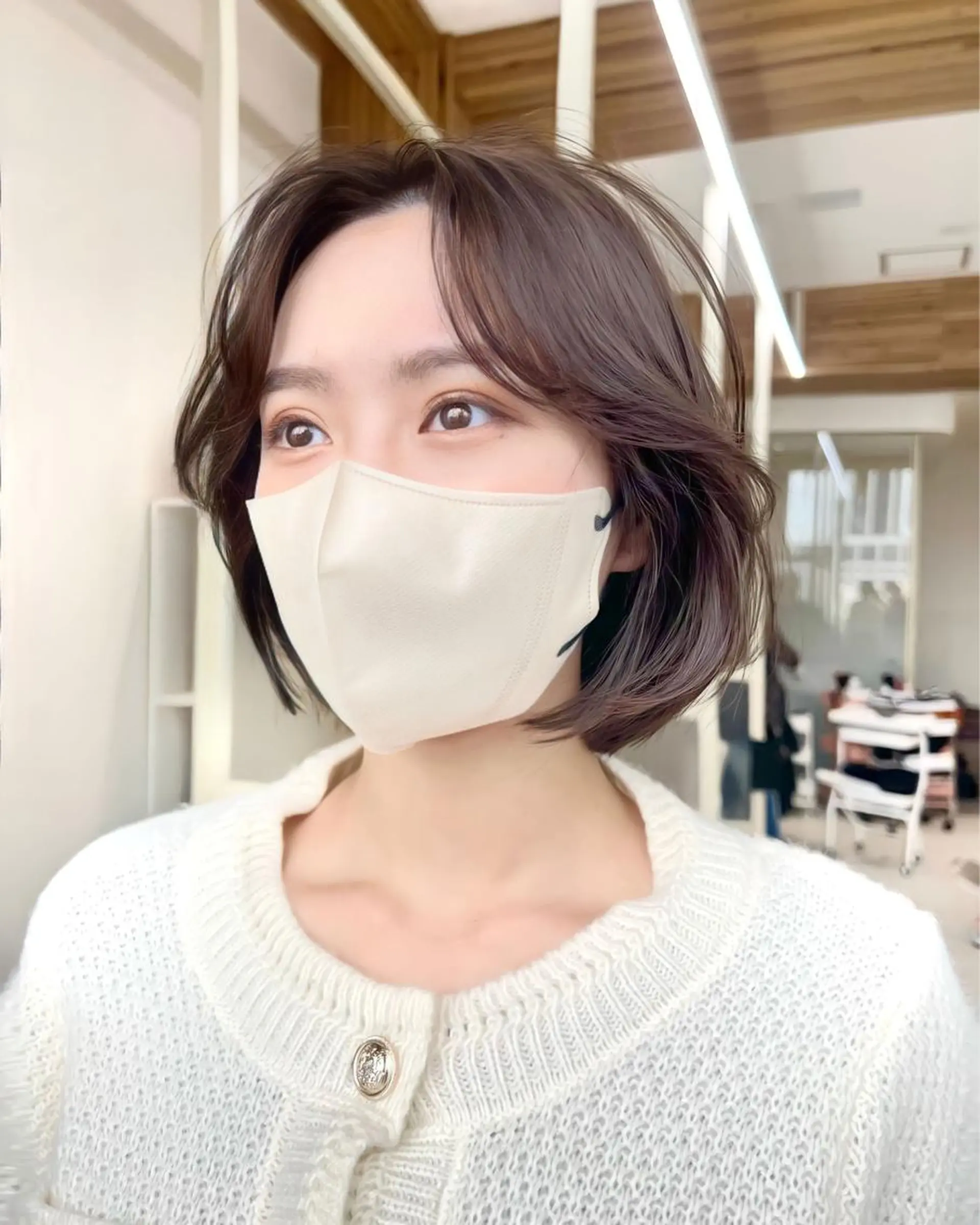 ショート カラー 切りっぱなしボブ 前下がりボブ ベージュカラー ブリーチ グレージュ カット ヘアカラー トリートメント レイヤー専門家 ダブルカラー修のヘアスタイル