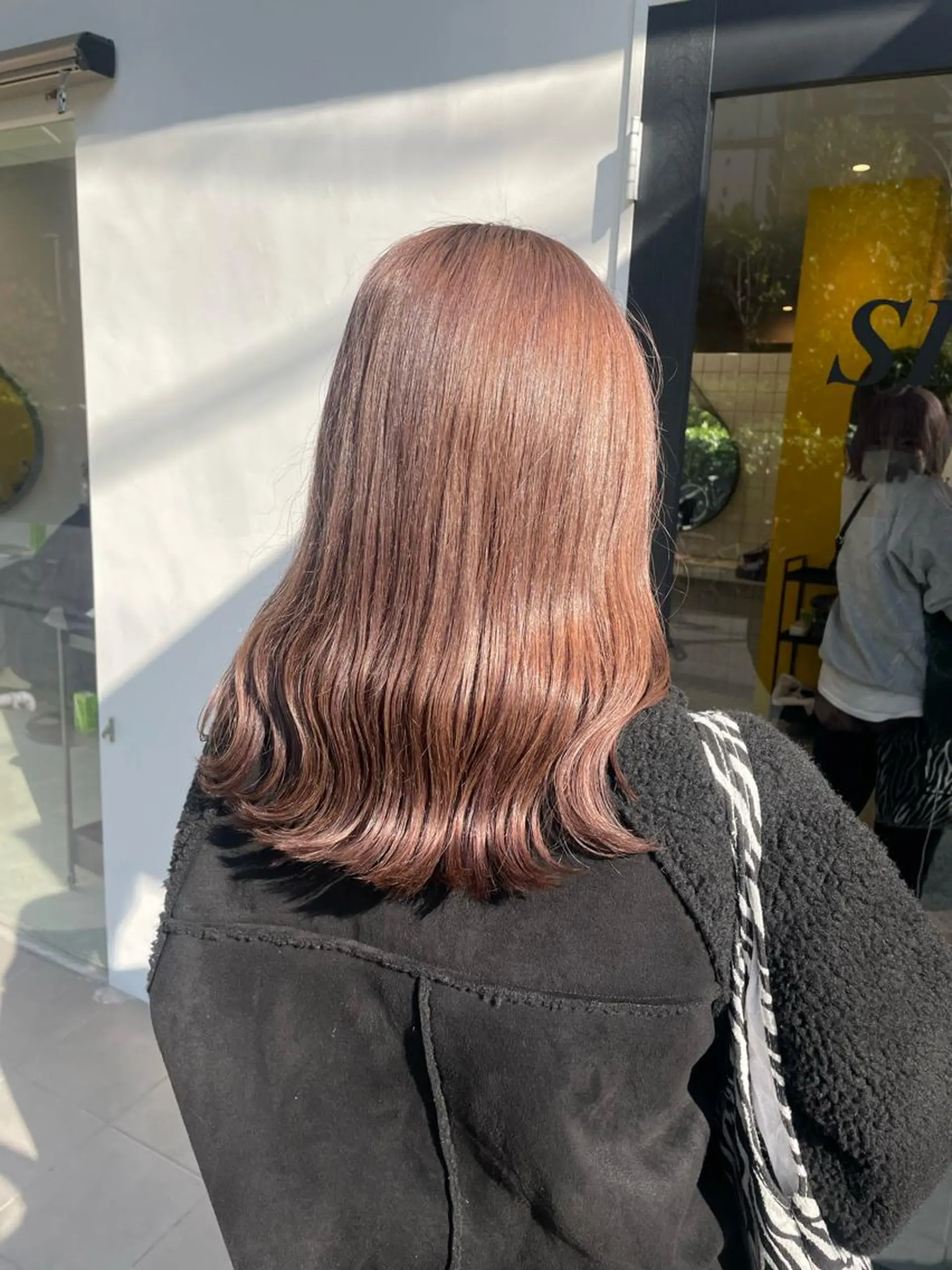 セミロング カラー Koto🌿 ブリーチなしカラーのヘアスタイル