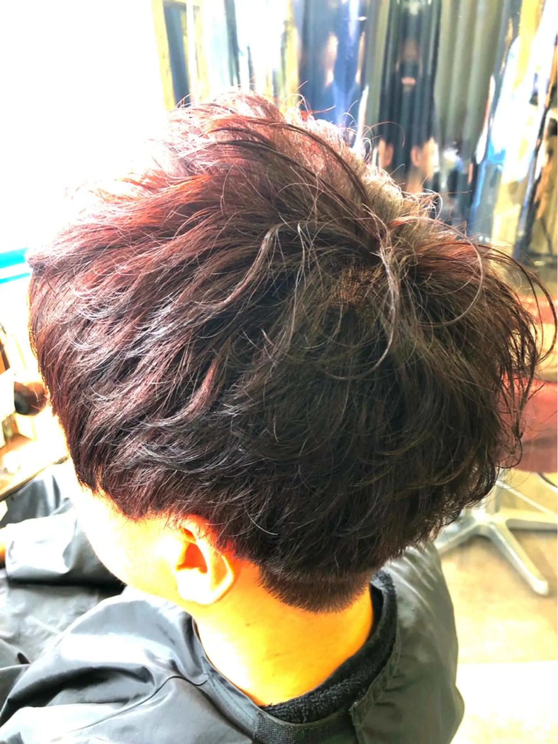 ショート カラー パーマ メンズ アップバング メンズブリーチ センターパート フェードカット メンズ韓国風 メンズパーマ/顔周り レイヤー店長えのもとのヘアスタイル