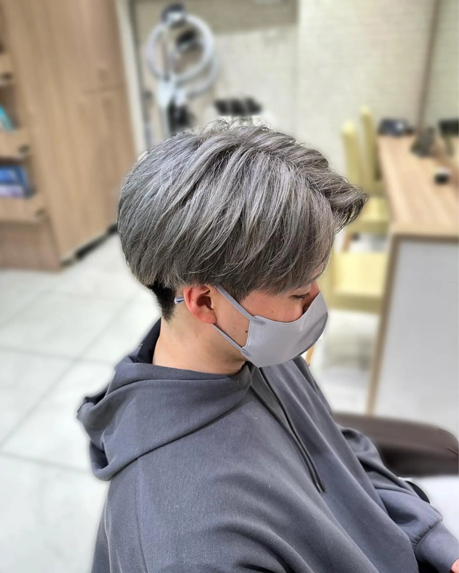 ショート カラー メンズ センターパート シルバー ホワイトシルバー カット ヘアカラー 渡邉 理央のヘアスタイル