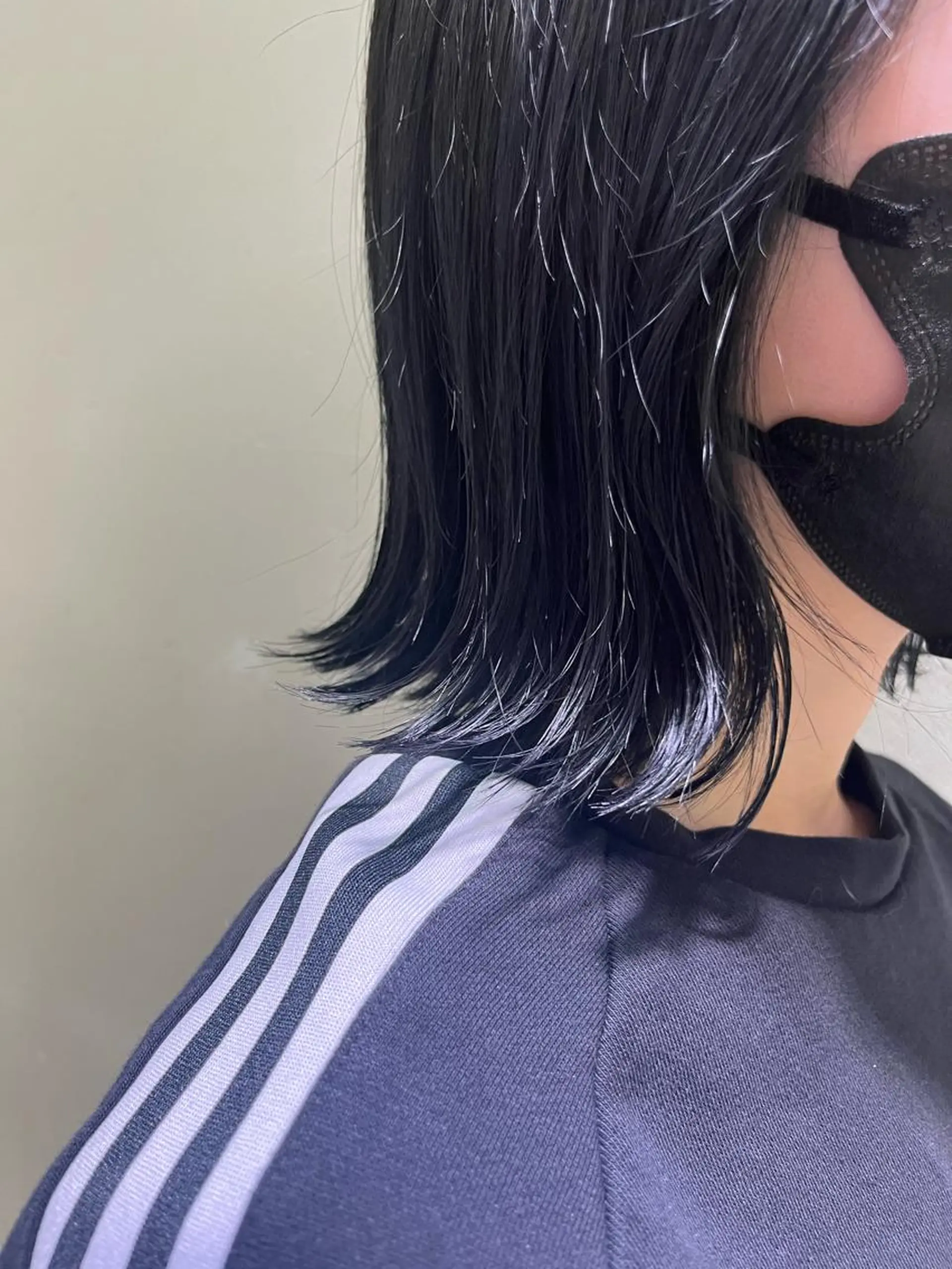 ミディアム カラー 黒髪 ブルーカラー ブルーブラック カット ヘアカラー トリートメント 坂口 愛のヘアスタイル