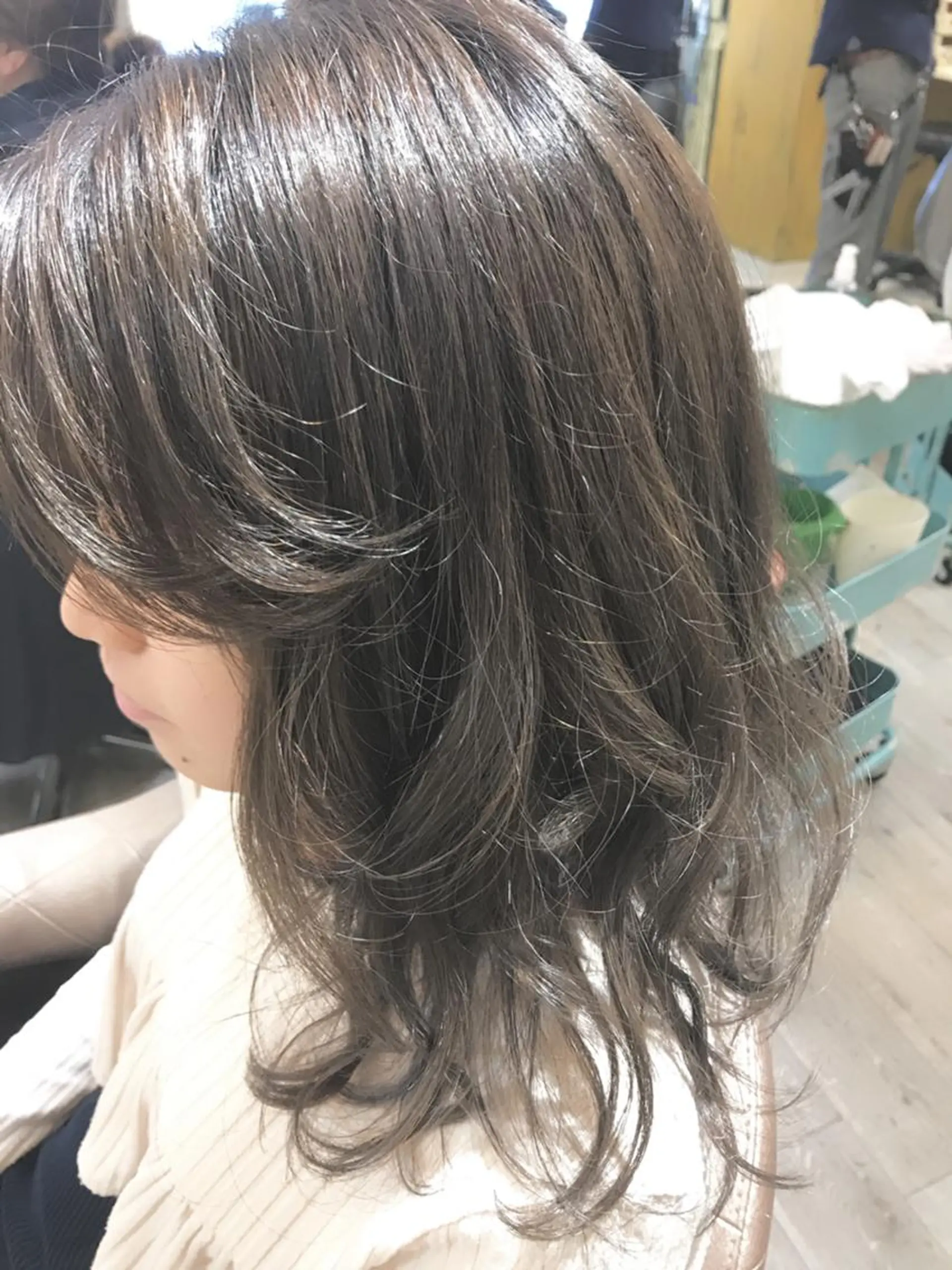 ミディアム カラー グレージュ イルミナカラー 嶋村夏実🌼レイヤー 🌸白髪ぼかしのヘアスタイル