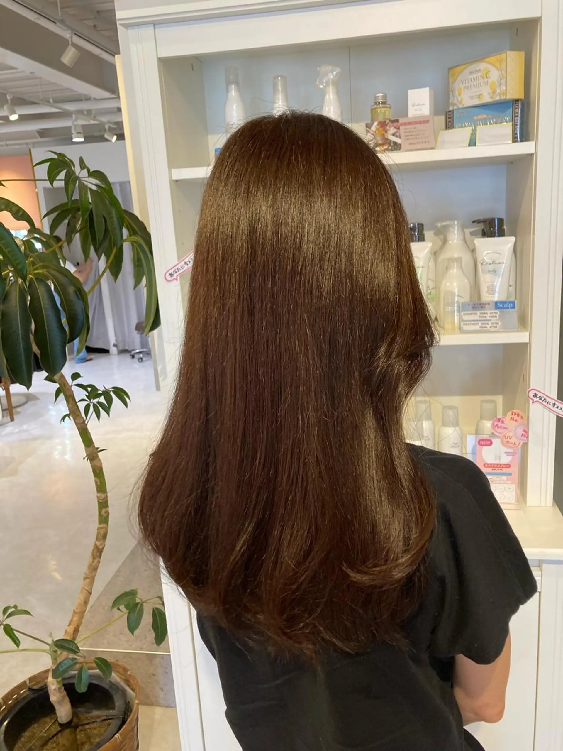 セミロング カラー 山﨑 まなかのヘアスタイル