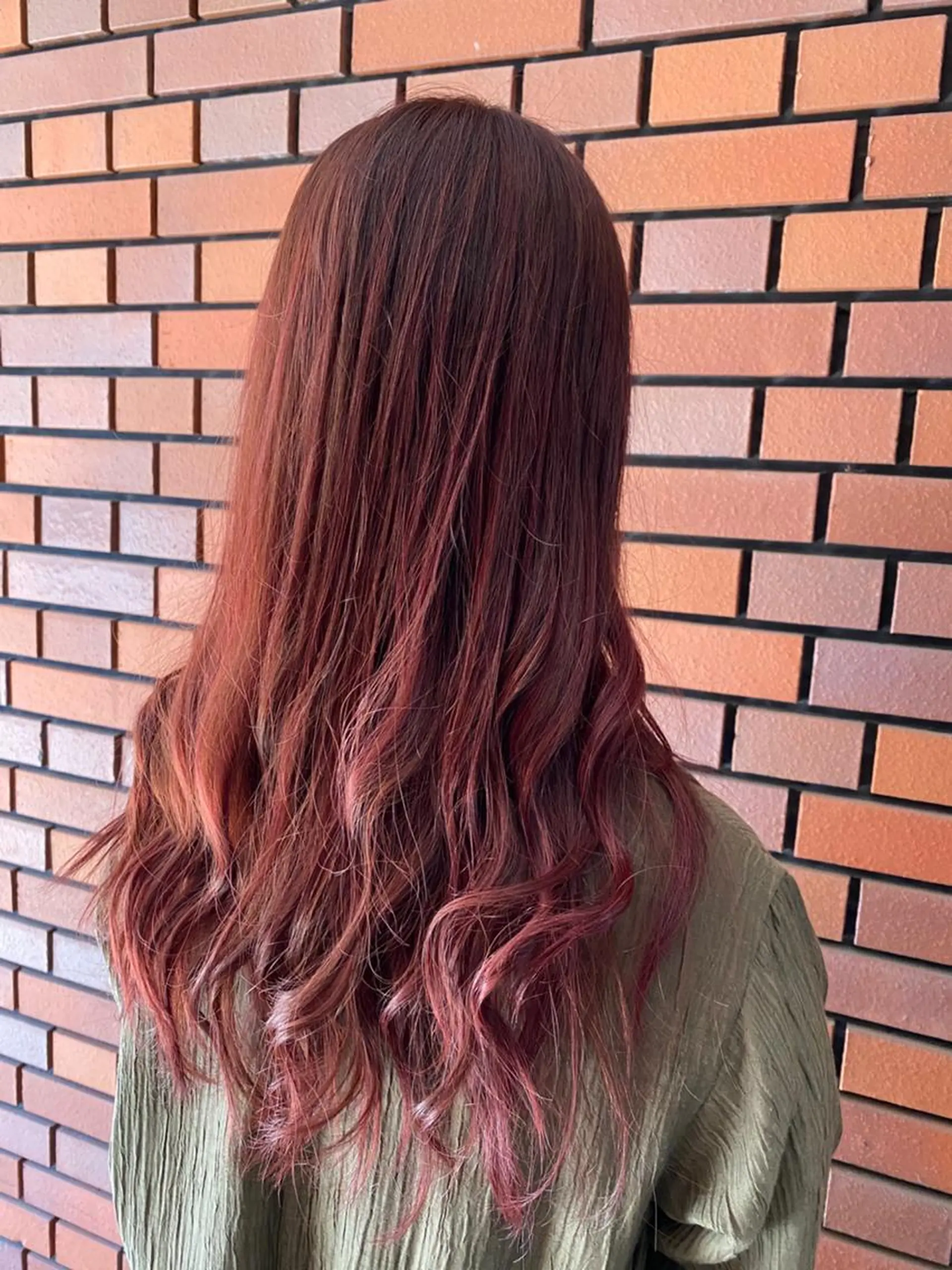 ロング カラー ブリーチ ハイライトカラー イルミナカラー ピンクカラー ハイライト ヘアカラー トリートメント エイト ウメダのヘアスタイル