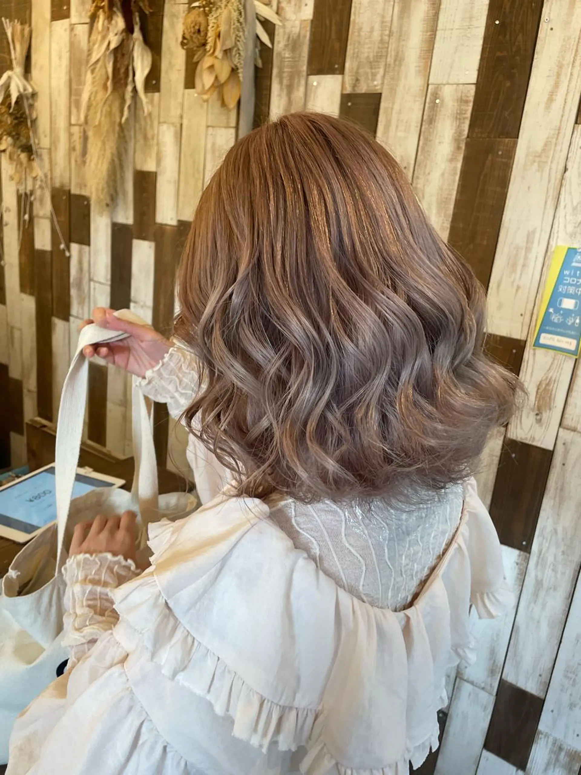 ミディアム カラー ベージュカラー ブリーチ ミルクティーベージュ 宮城 ほのかのヘアスタイル