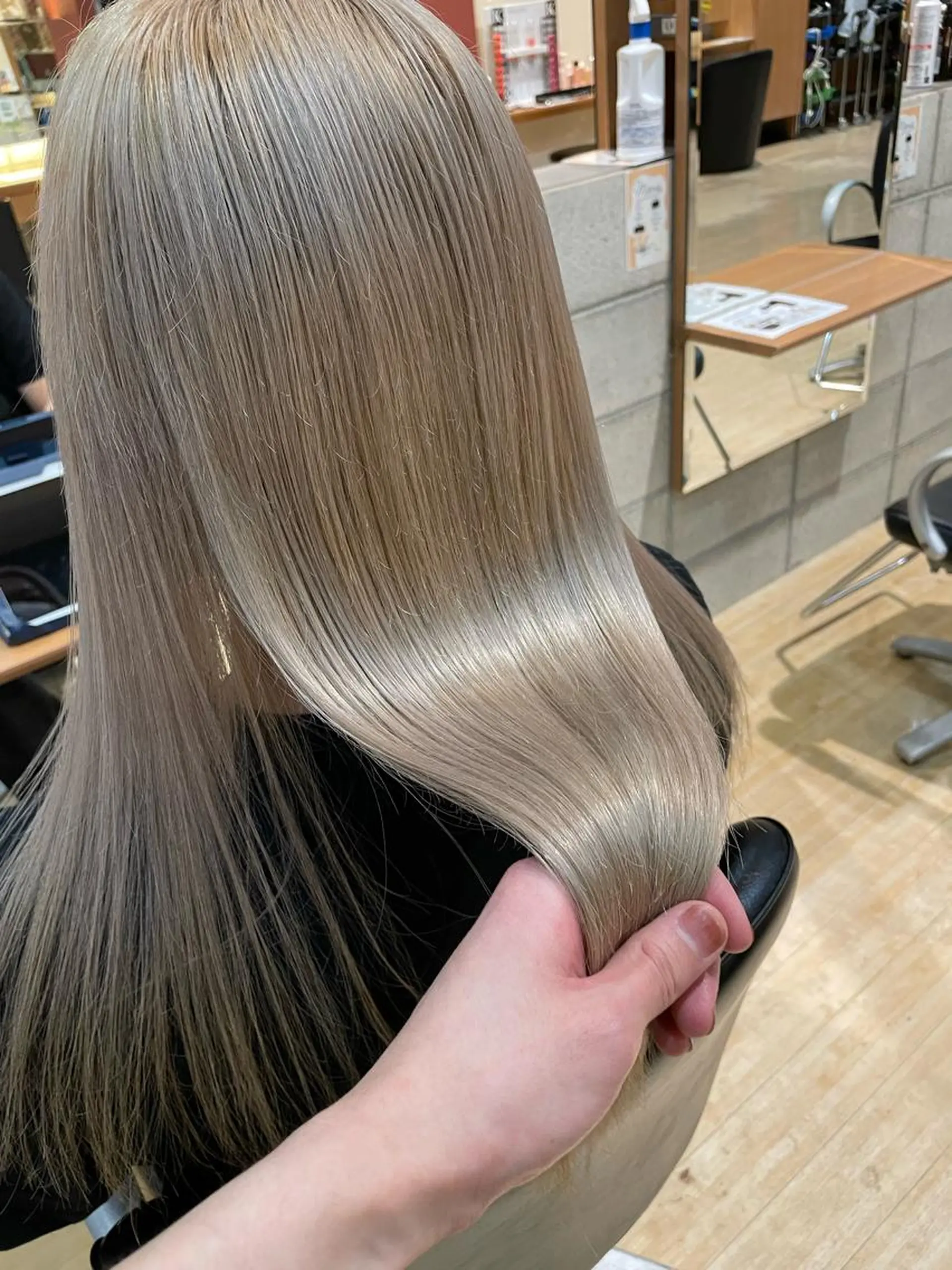 セミロング カラー ベージュカラー ハイトーンカラー ハイトーンベージュ ショート/レイヤー /札幌/小山内のヘアスタイル