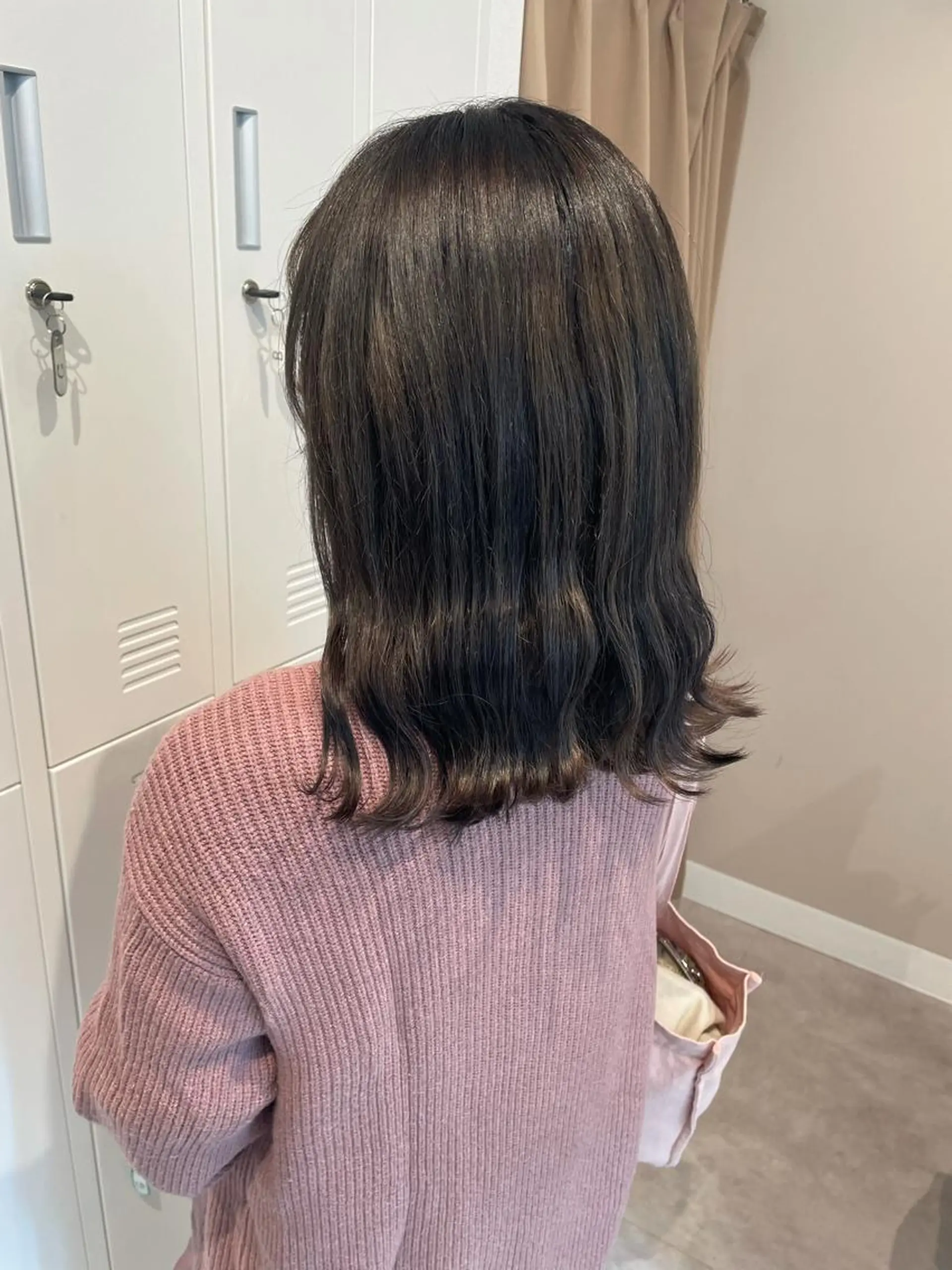 ミディアム カラー グレージュ 酒見 里奈のヘアスタイル