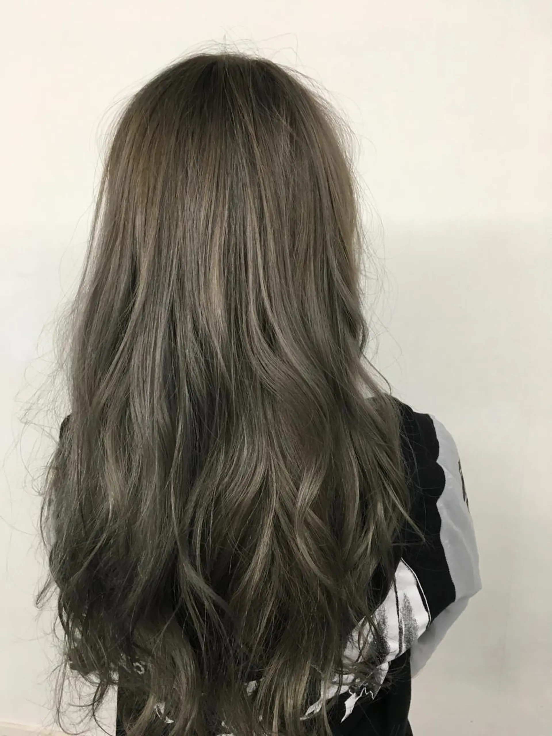 ロング カラー ブリーチ シムラ カイゲンのヘアスタイル