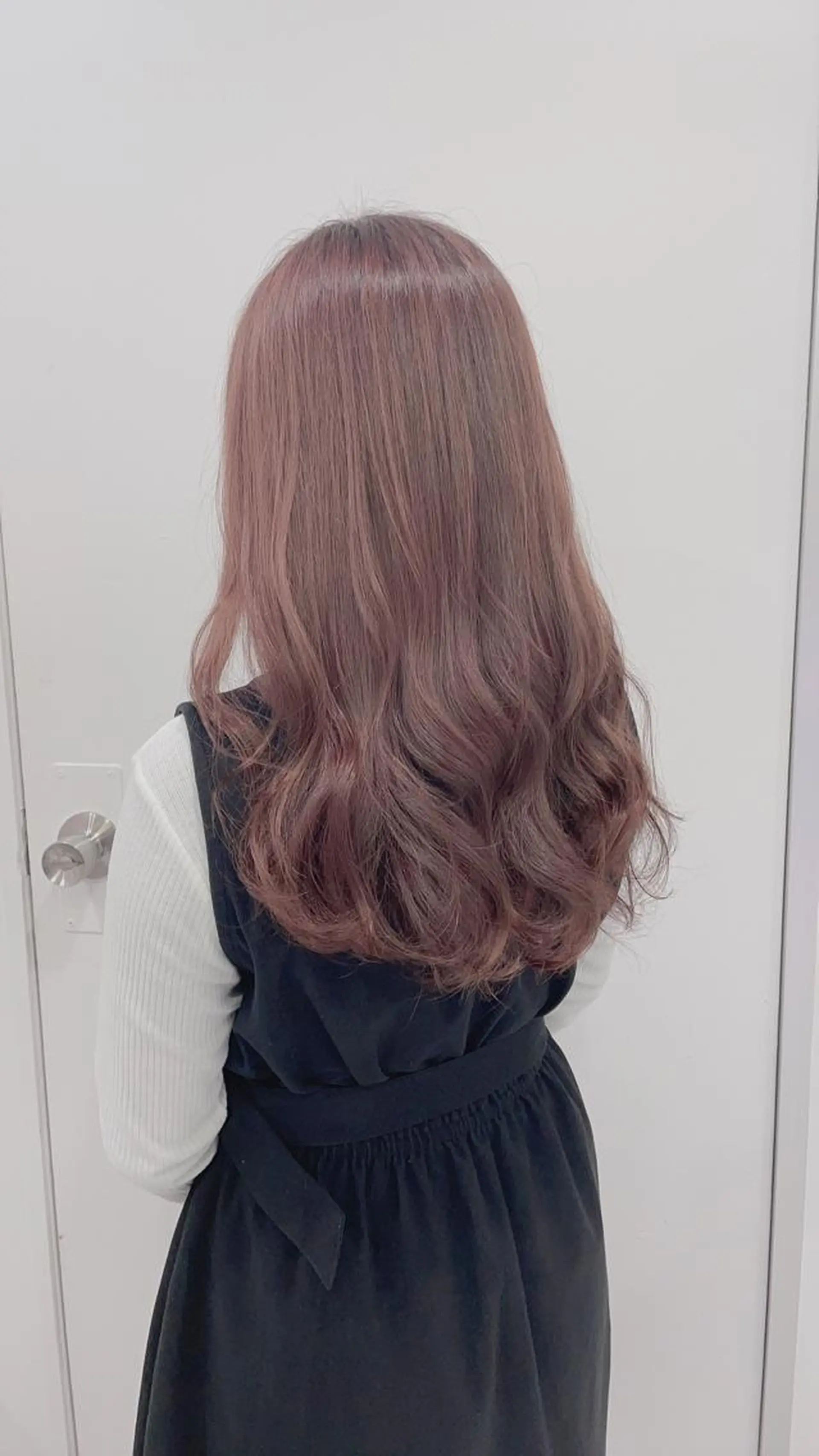 カラー ミルクティーカラー イイサカシュンスケのヘアスタイル