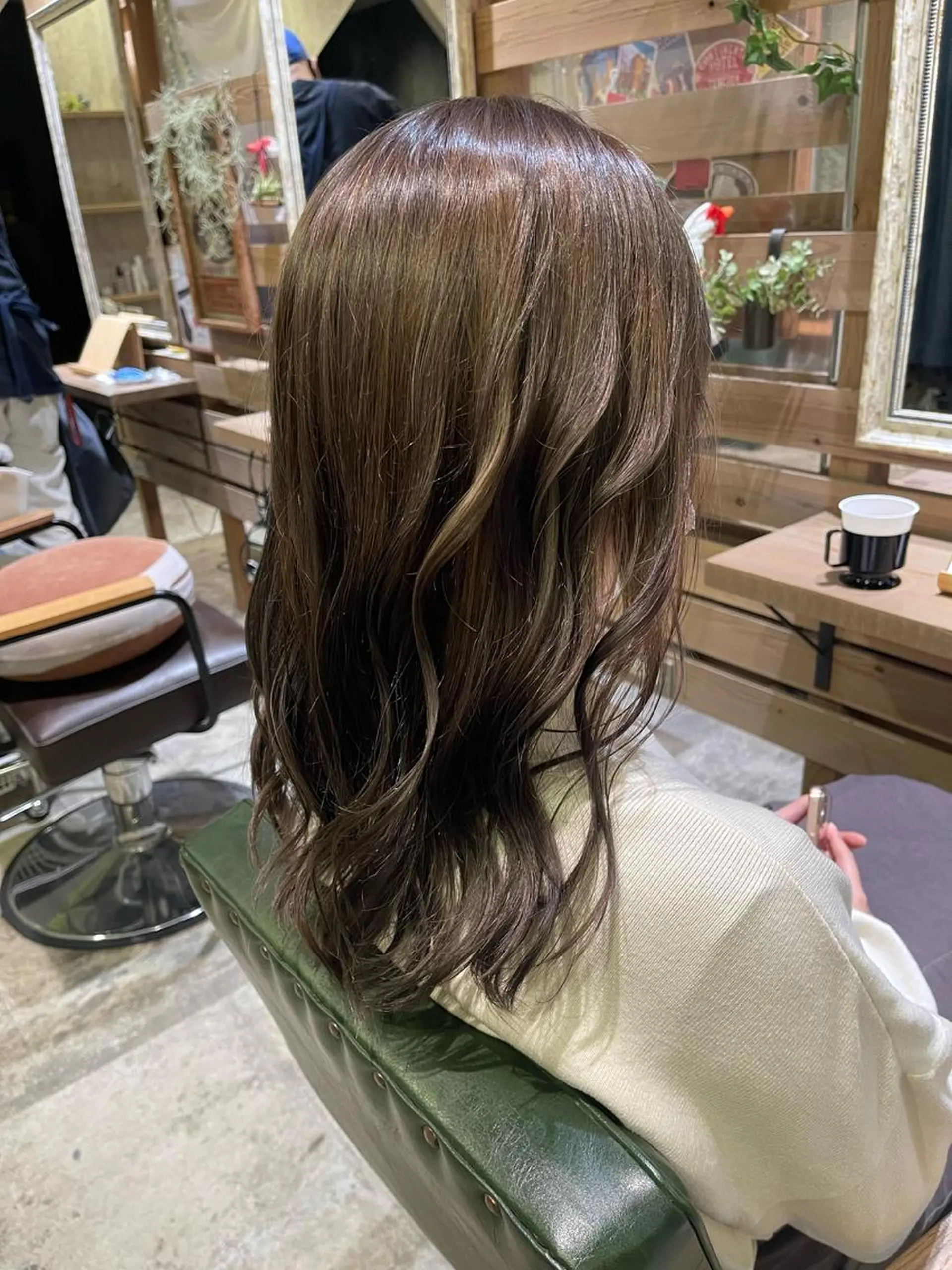 ミディアム カラー グレージュ カーキグレージュ カット ヘアカラー トリートメント 川崎 龍馬のヘアスタイル