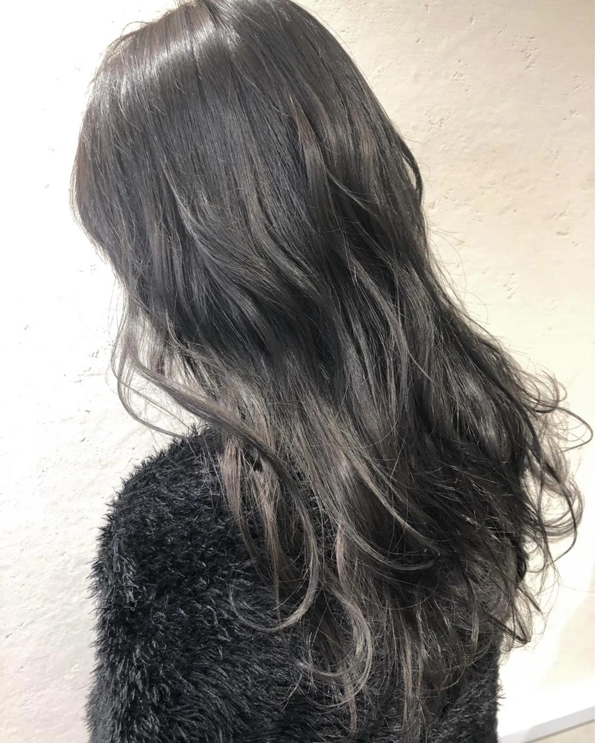 ロング カラー 透明感カラー ダークグレー ダークグレージュ グレージュ インナーカラー しゅうさん🍝 麻田秀太郎のヘアスタイル