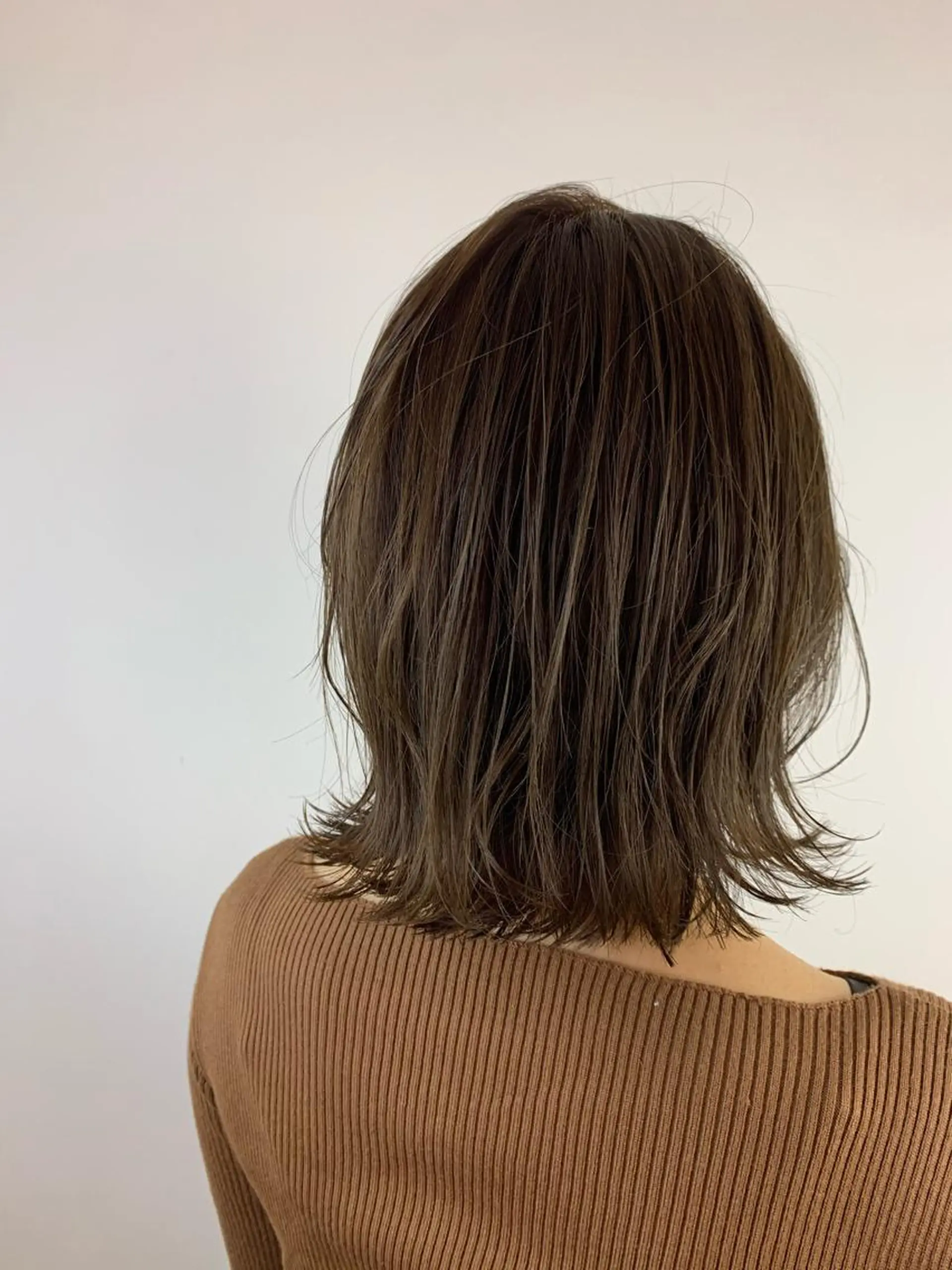 ミディアム カラー グレージュ ミルクティーグレージュ SALOWIN神戸三宮店所属・【美髪を叶える】中谷 彰宏（アキ)のヘアスタイル