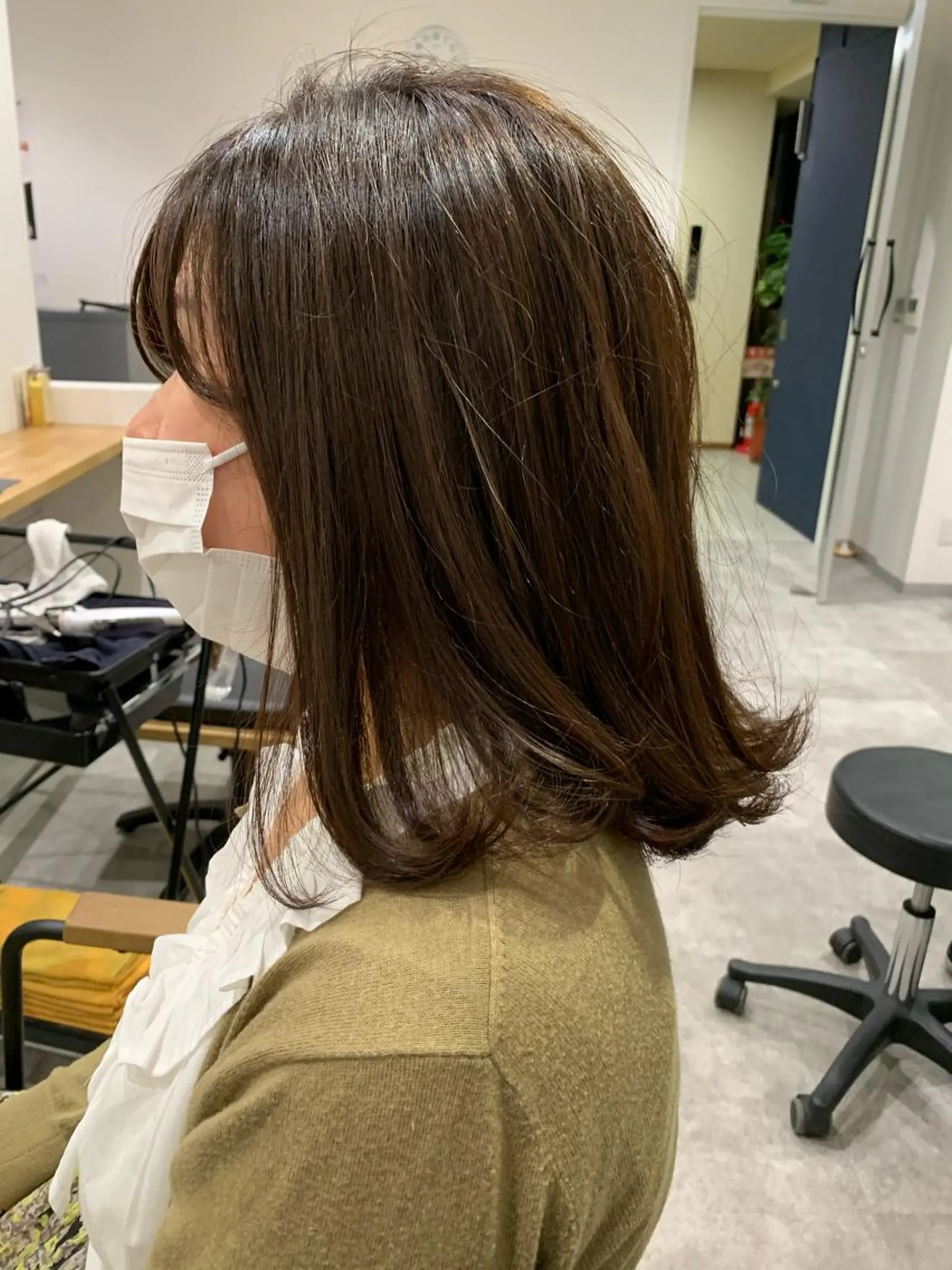 ミディアム カラー アッシュ バレイヤージュ ベージュカラー ブロンド ブルーカラー レイヤーカット/ 艶カラー/RYOMAのヘアスタイル