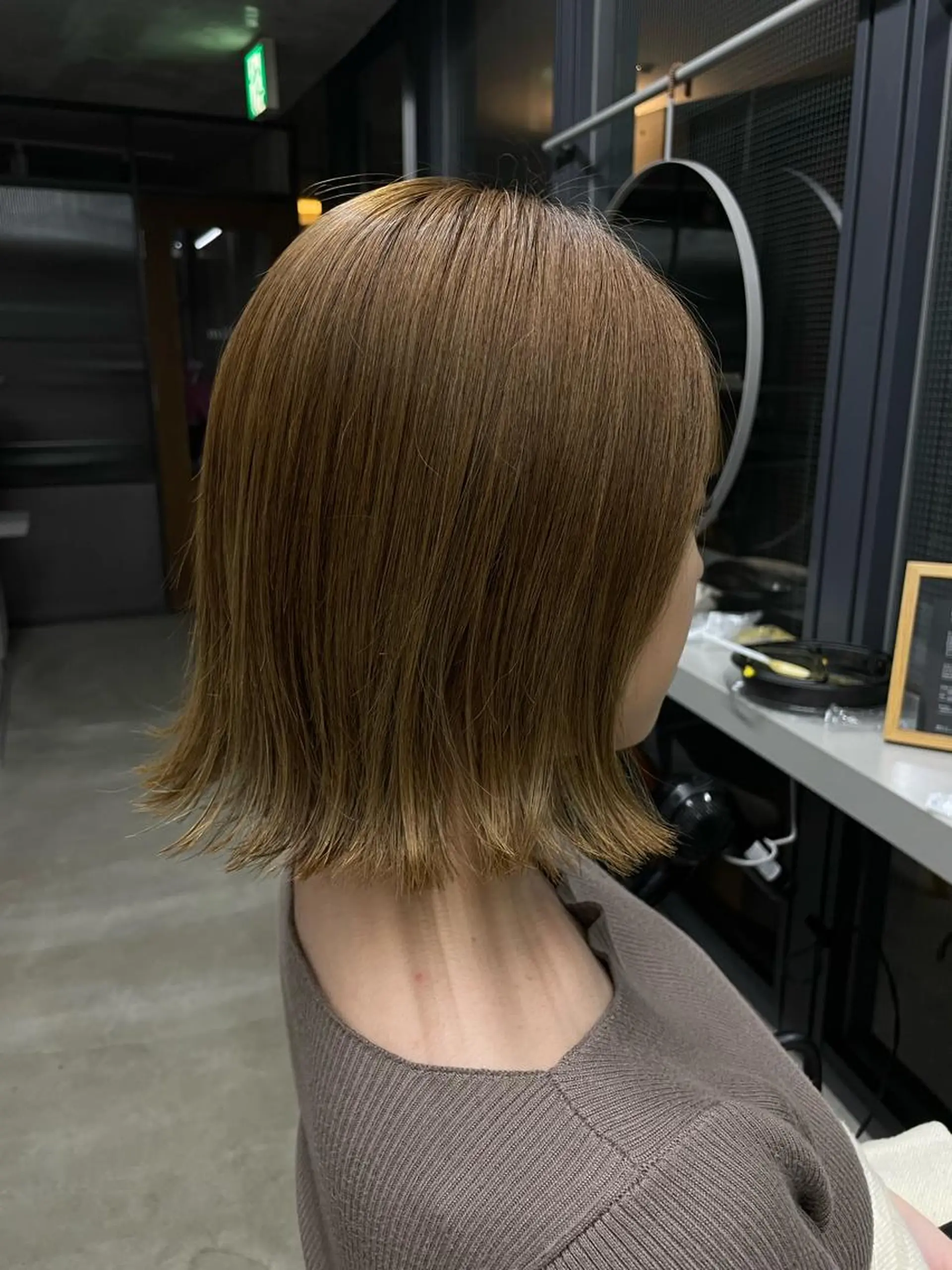 ショート カラー アッシュ ベージュカラー ボブ 外ハネヘア やすだ しおりのヘアスタイル