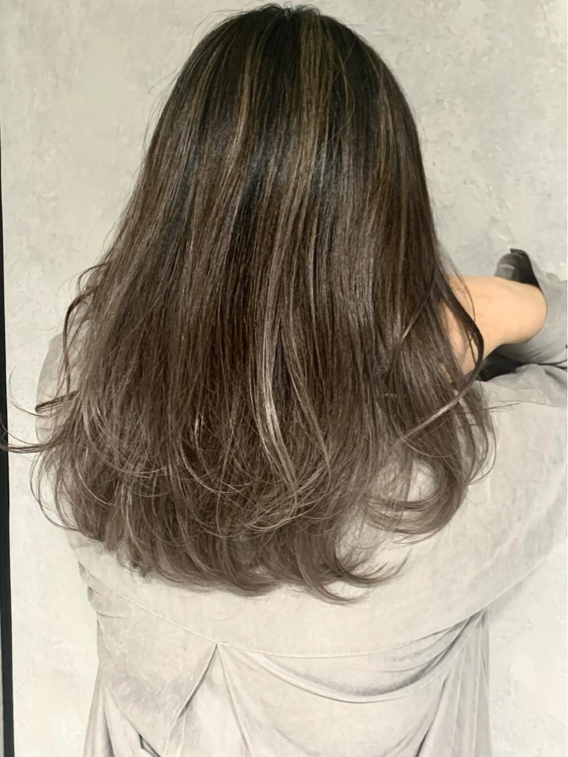 セミロング カラー ヘアアレンジ バレイヤージュ ブリーチ ハイライトカラー ハイライト レイヤーカット ヘアカラー トリートメント 岡崎勇人/レイヤー/ 韓国/ケラチンTRのヘアスタイル