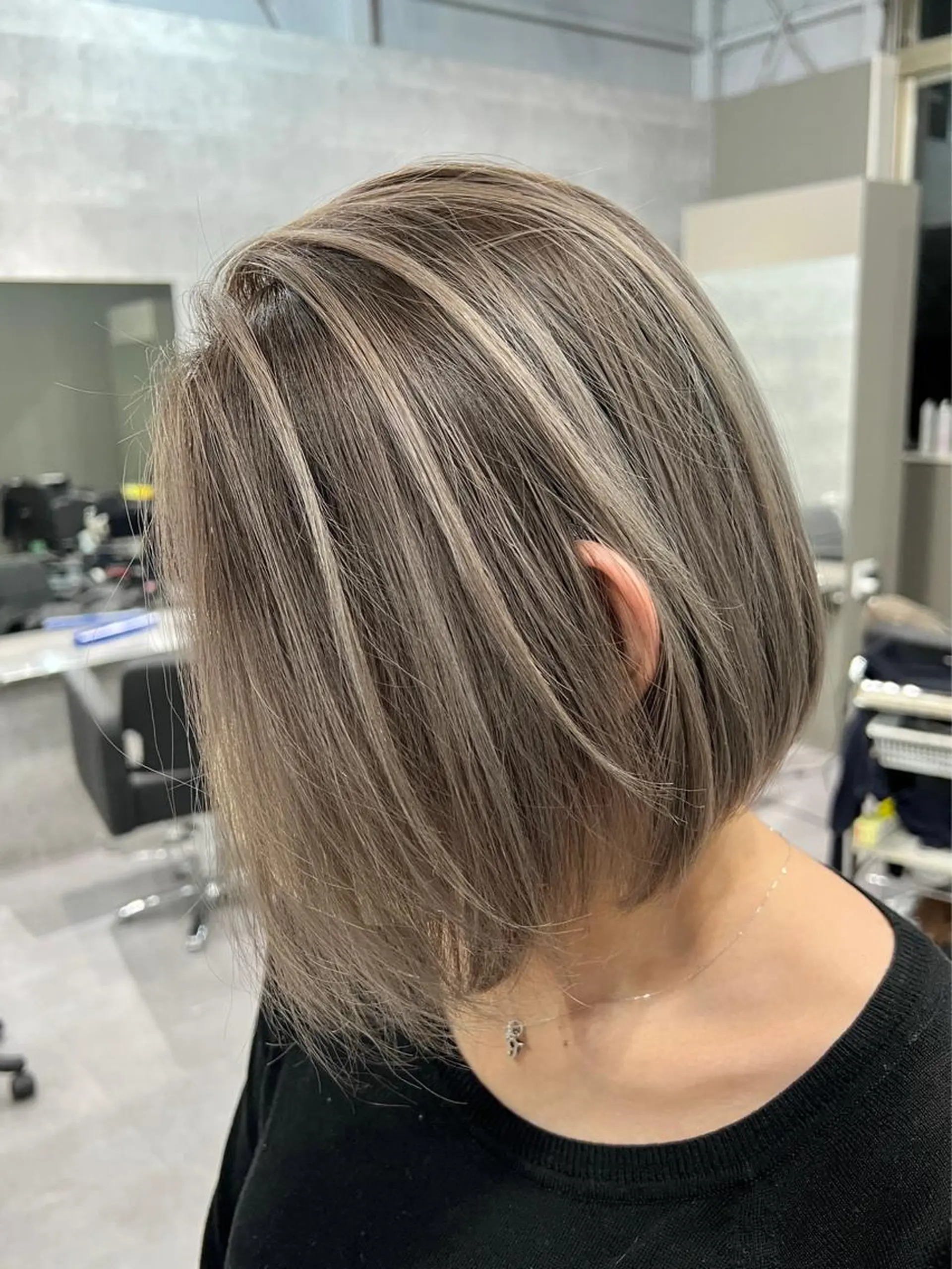 ショート カラー バレイヤージュ ブリーチ レイヤーカット Via officialのヘアスタイル