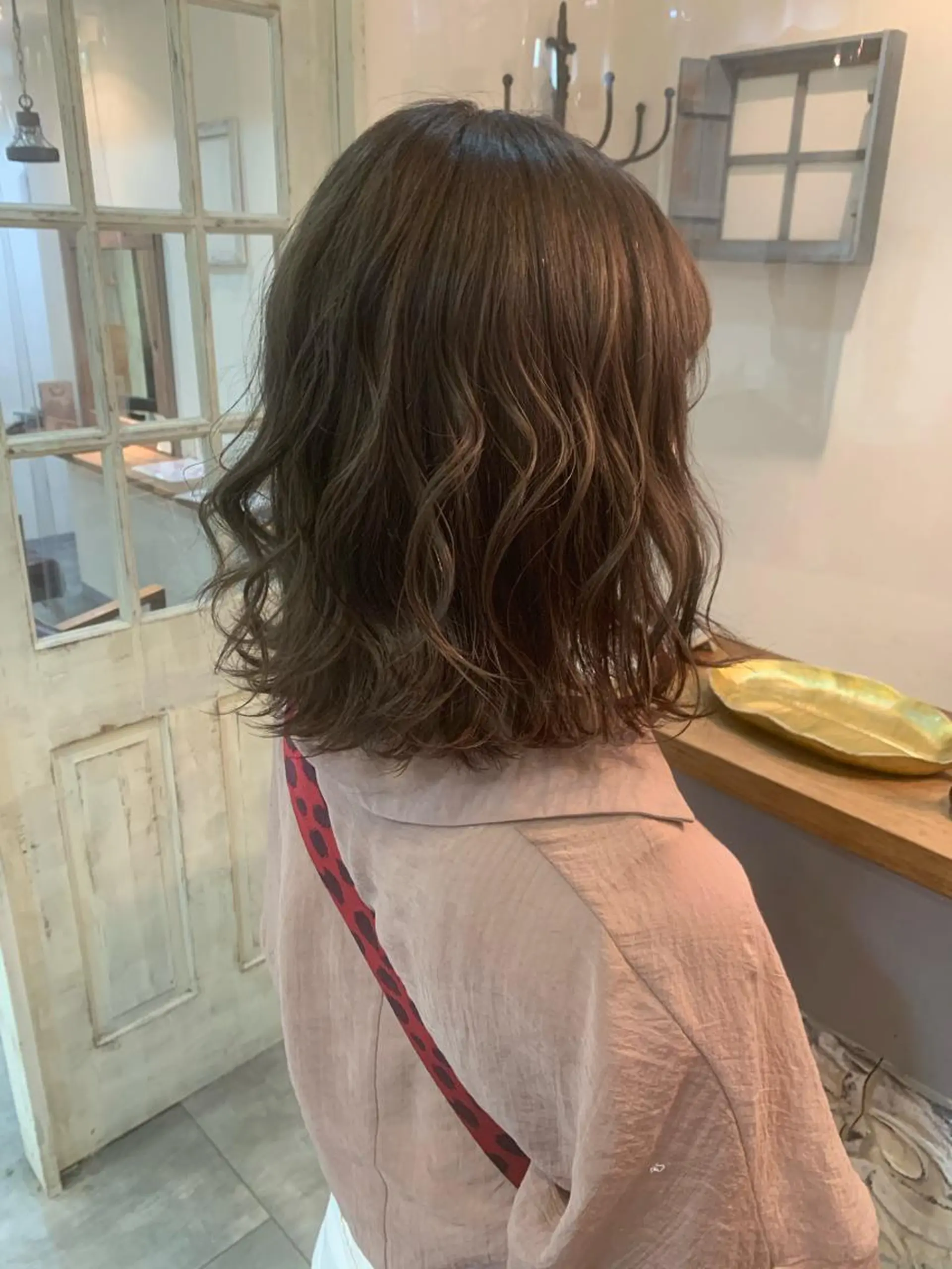 ミディアム カラー ベージュカラー ミルクティーベージュ ヘアカラー トリートメント little×PORTO sannomiya所属・Topstylist HARUのヘアスタイル