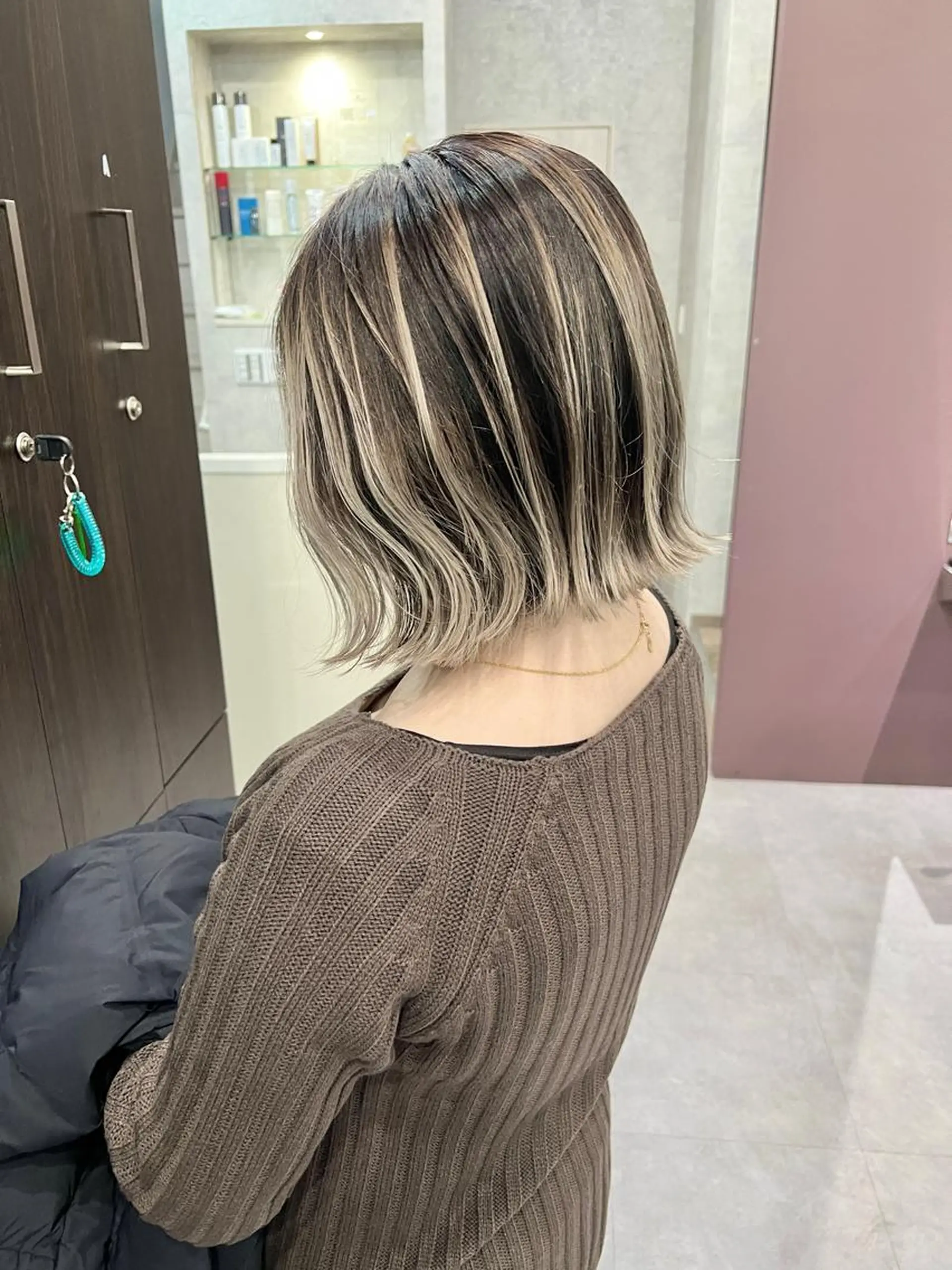 ショート カラー バレイヤージュ ブリーチ レイヤーカット Via officialのヘアスタイル