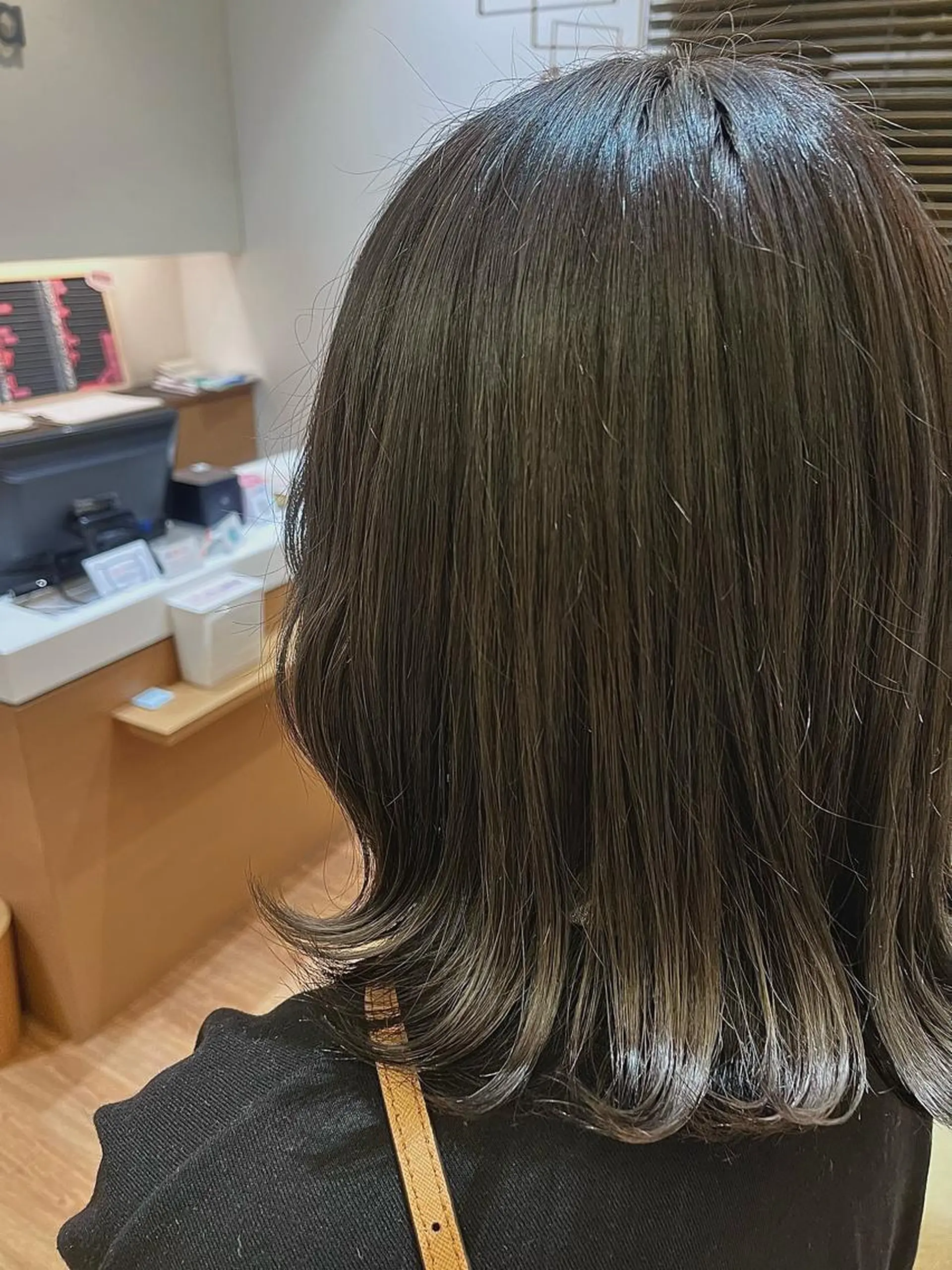 ミディアム カラー ブリーチ トリートメント idea研究学園店所属・艶髪／レイヤーカット 塚越　紗菜のヘアスタイル