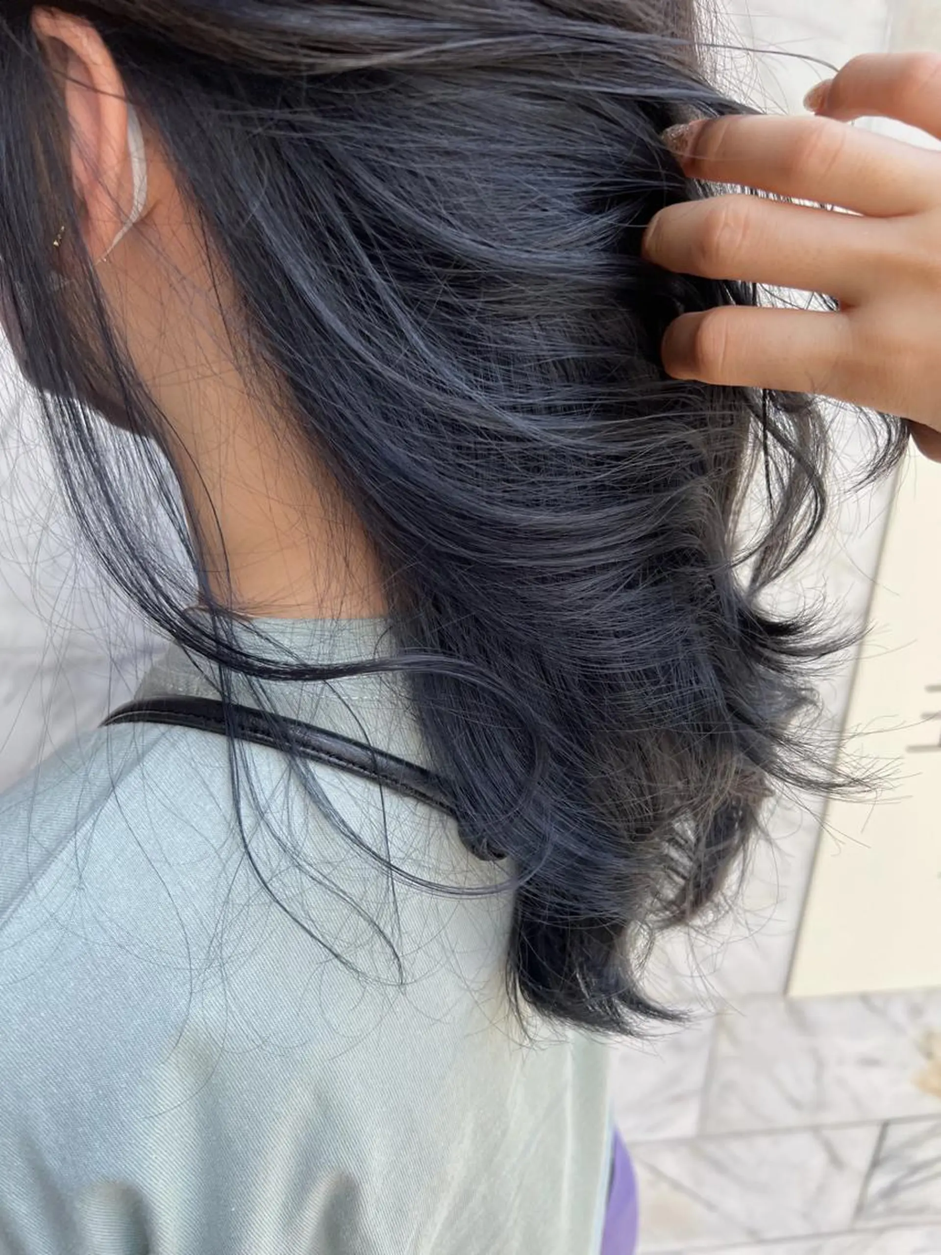 ミディアム カラー ヘアアレンジ ブリーチ ブルーカラー 暗髪カラー🫐パーマ おくだりんかのヘアスタイル