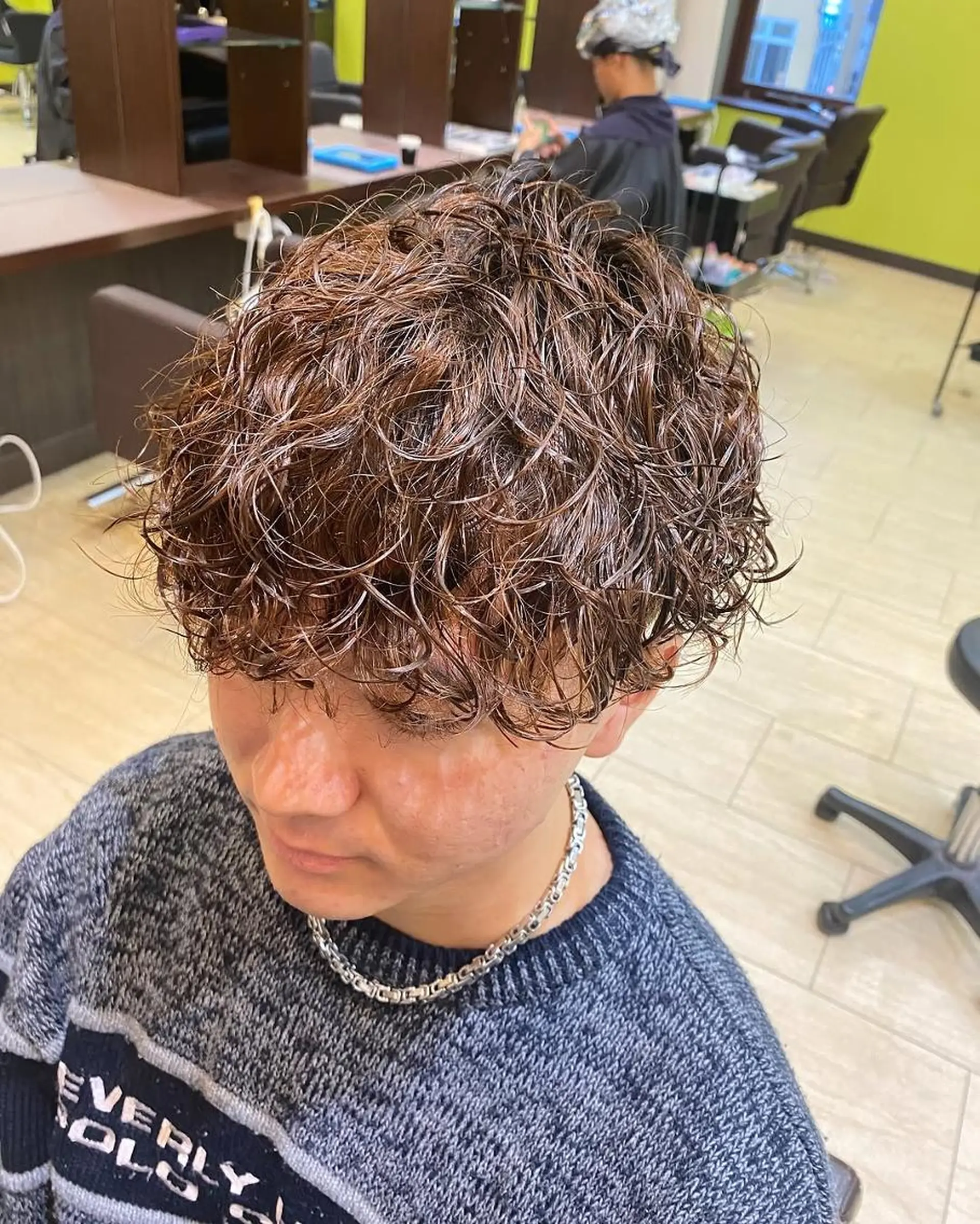 三ノ宮フェザーパーマ 蕃本 啓利のヘアスタイル