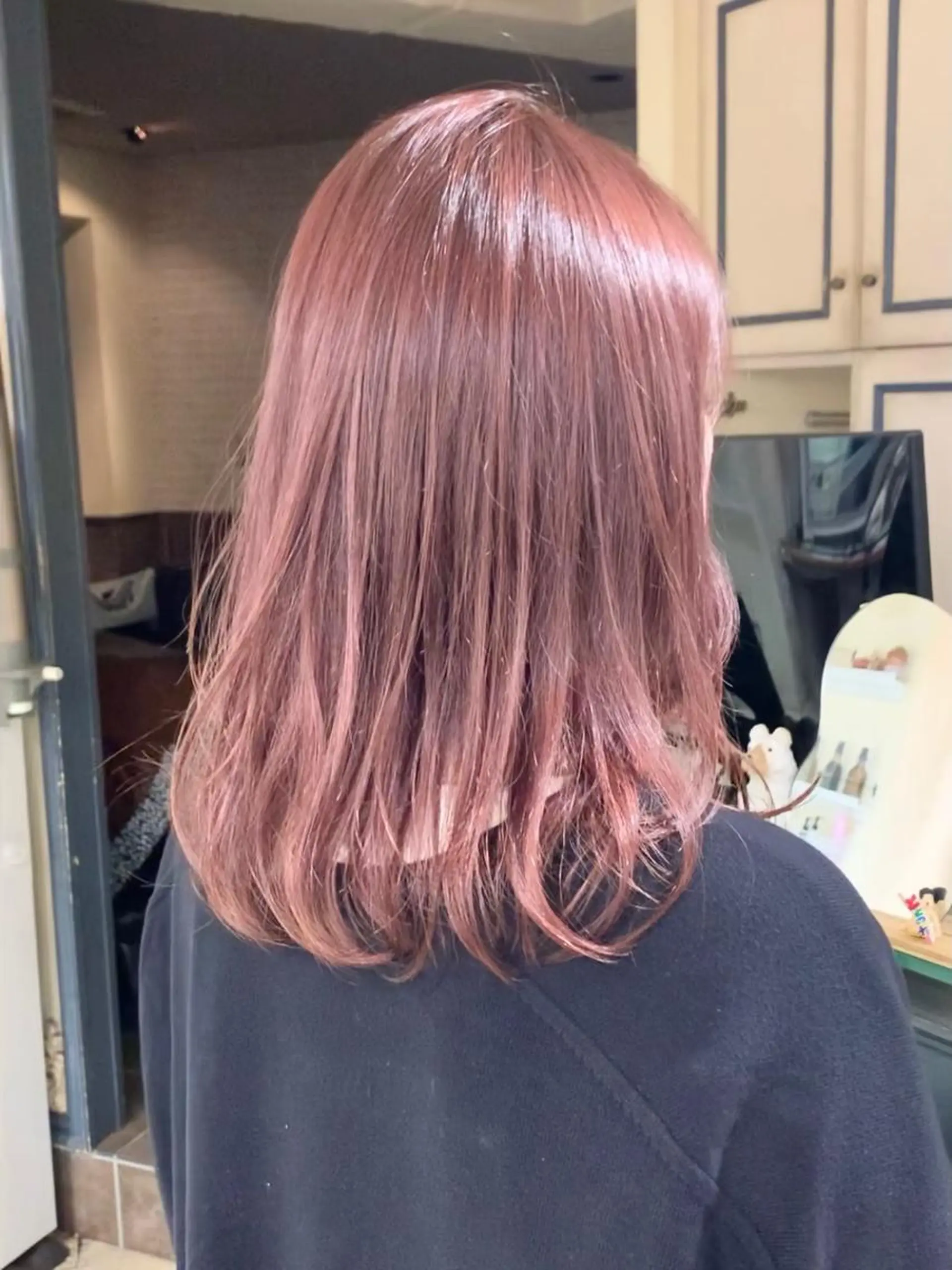 ミディアム カラー パーマ ヘアアレンジ メンズ キッズ ネイル マツエク・マツパ アイブロウ カット ヘアカラー トリートメント 🦕ウルフカット 🦕ａｋｉｈｏのヘアスタイル