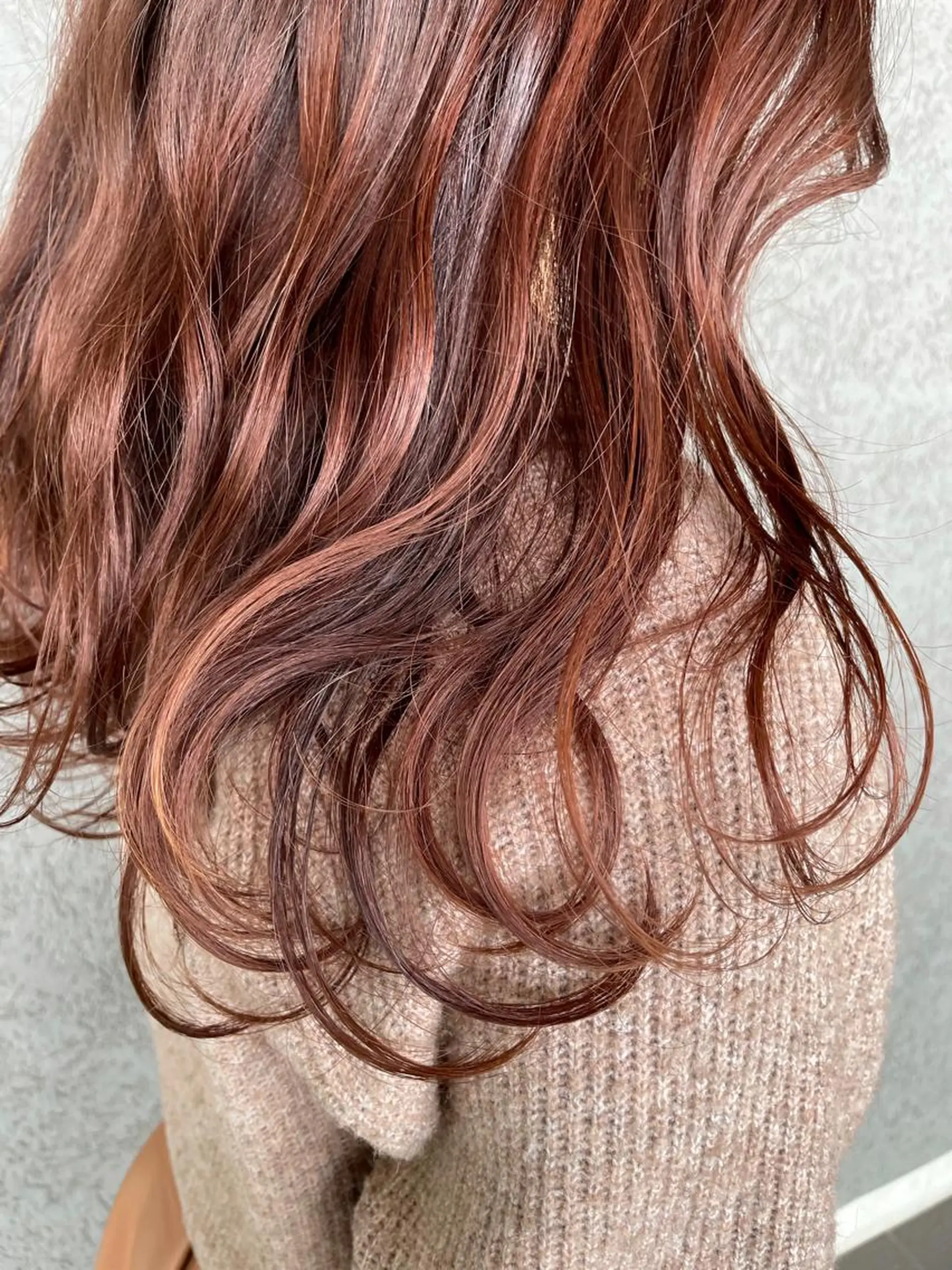 ミディアム カラー オレンジピンク 秋元 菜摘のヘアスタイル