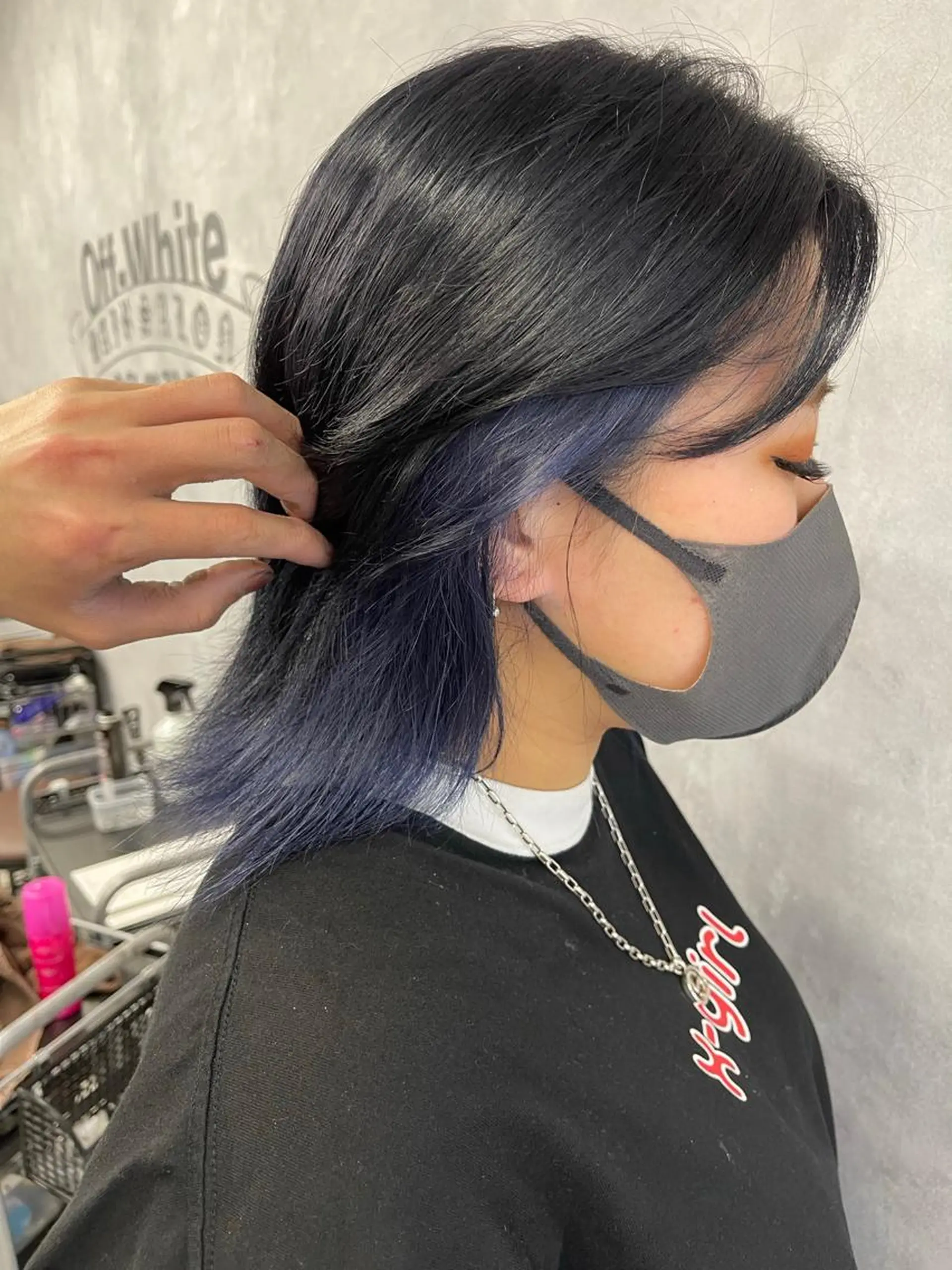 ミディアム カラー ブリーチ ケアブリーチ インナーカラー ネイビーカラー ヘアカラー トリートメント オフホワイトアンドなんば所属・福西 洋斗のヘアスタイル