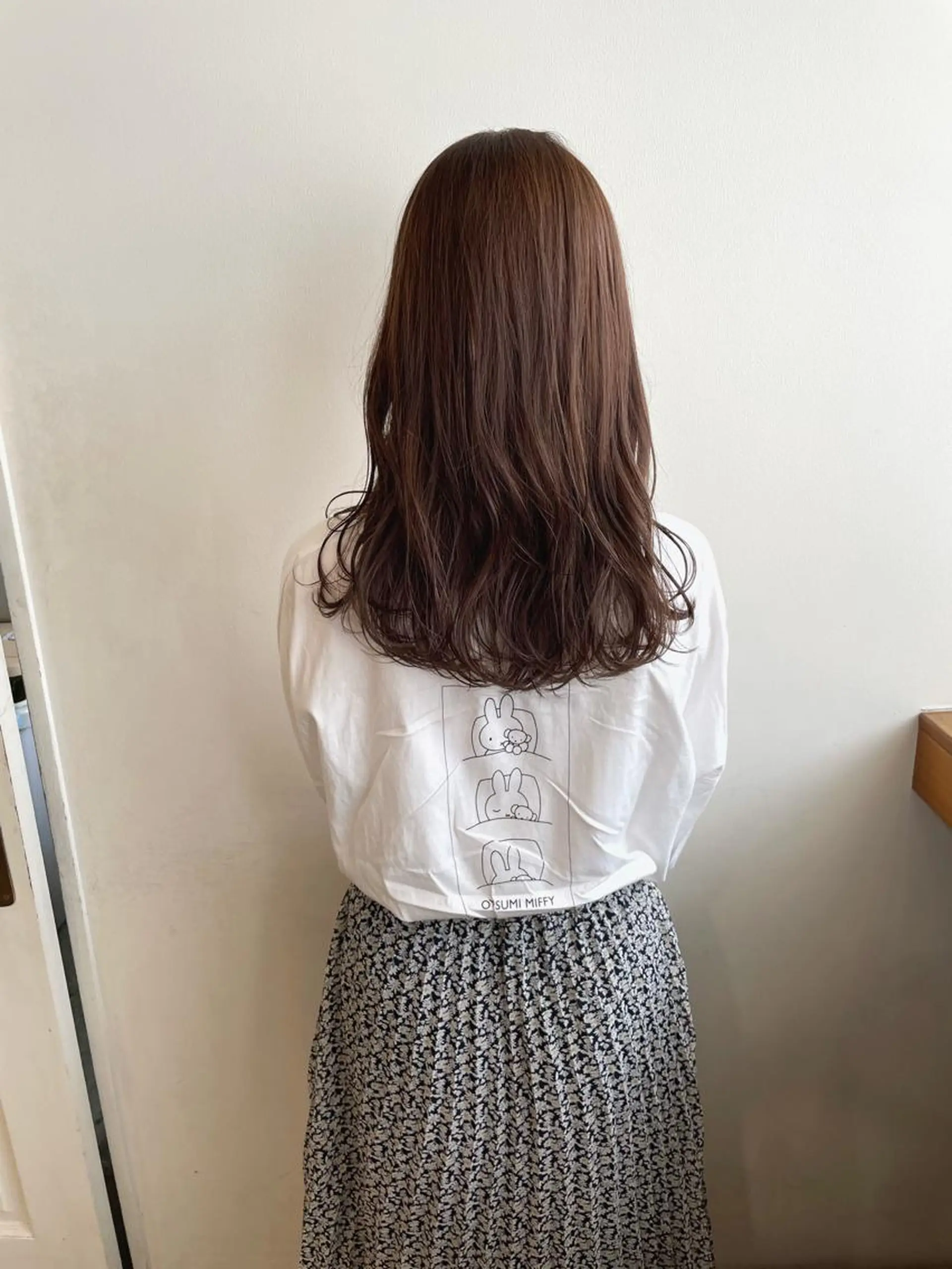 ミディアム カラー カット ヘアカラー トリートメント MIOベージュカラー 柔らかいカラーのヘアスタイル